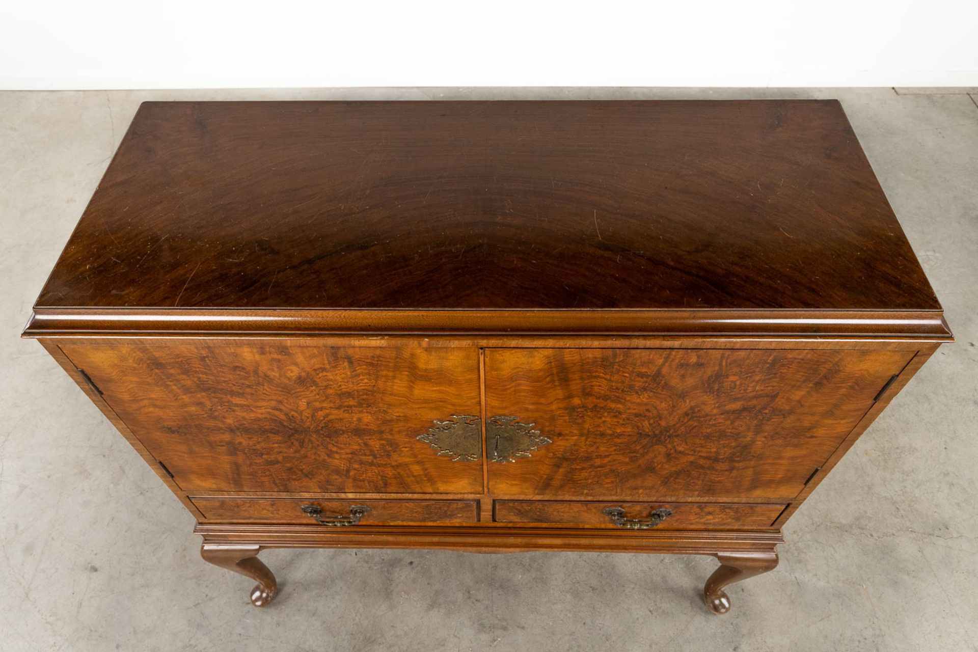 A Side cabinet, walnut veneer, England. 19th C. (D:45 x W:113 x H:107 cm) - Image 8 of 13