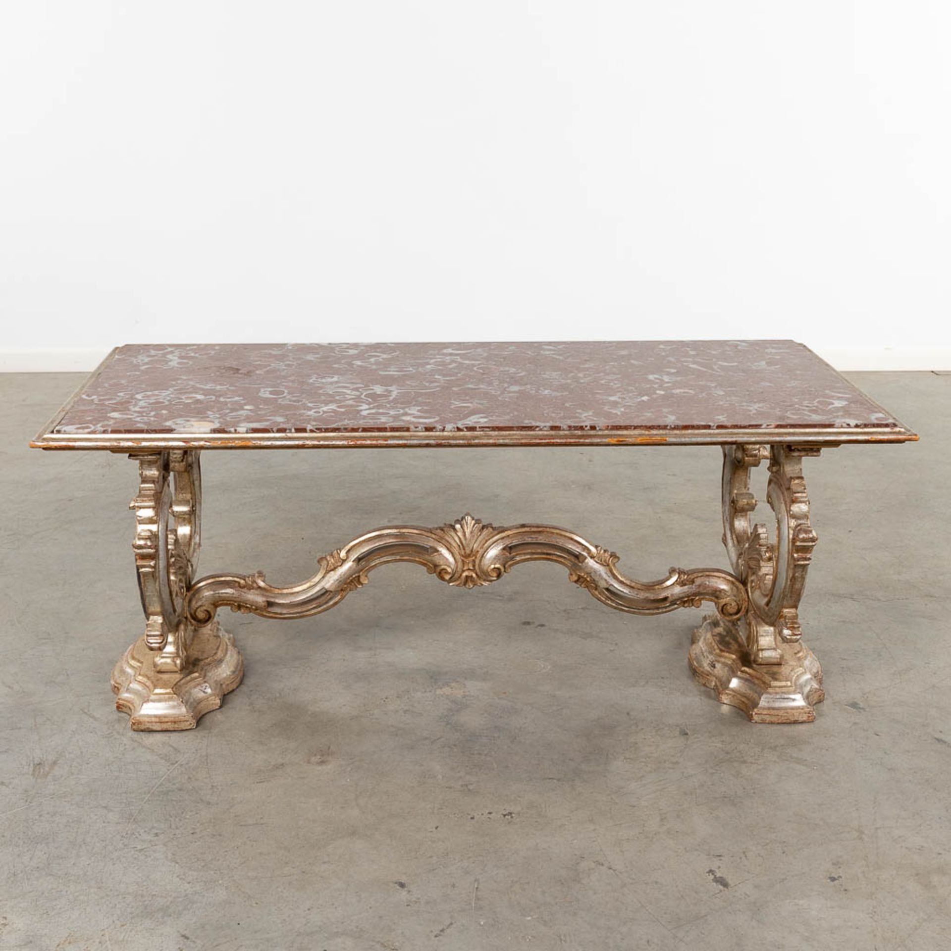 An Italian coffee table with a red marble top. 20th C. (D:62 x W:123 x H:51 cm) - Bild 3 aus 10