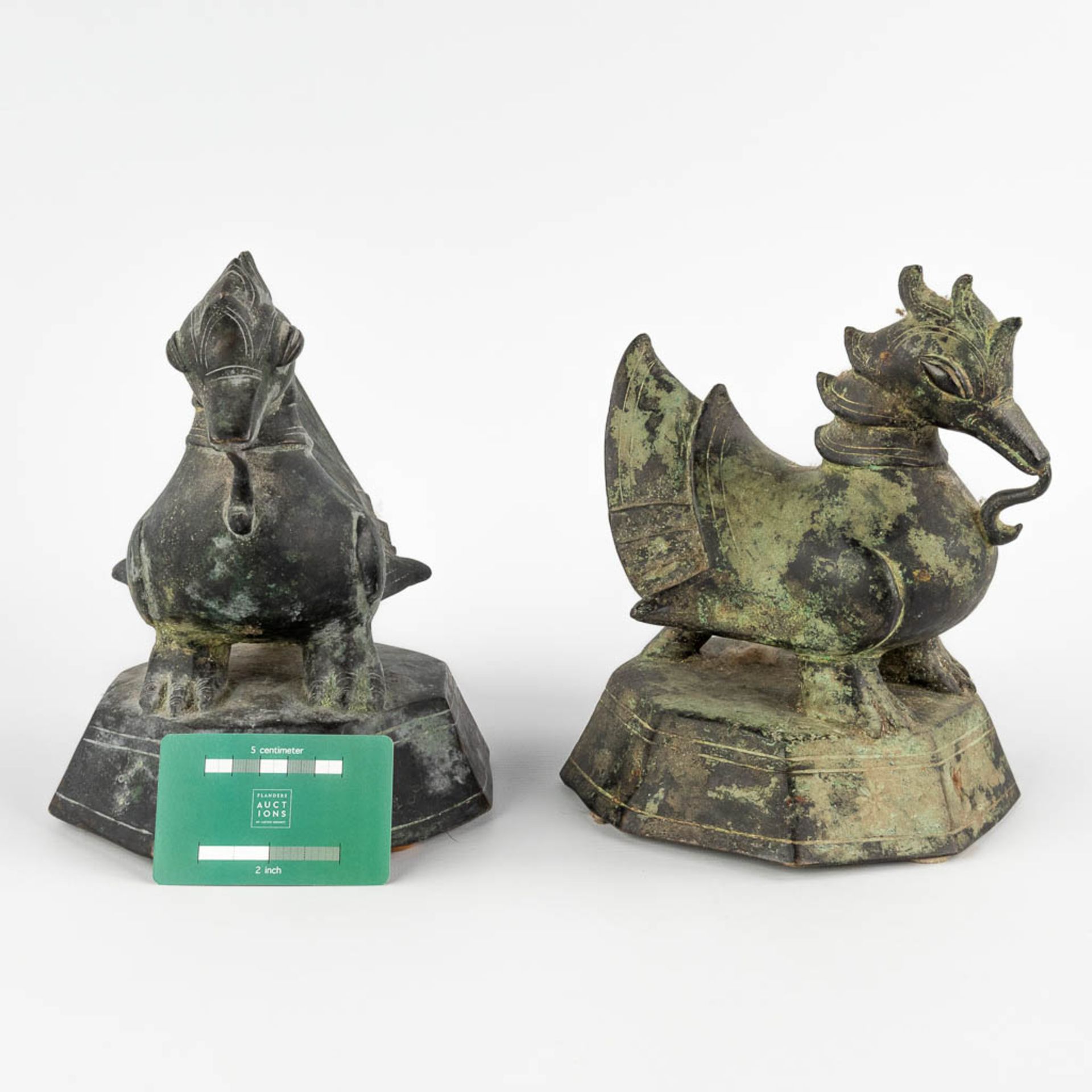 A pair of Oriental figurines, decorated with mythological figurines. Bronze. (D:17 x W:18 x H:22 cm) - Image 2 of 10