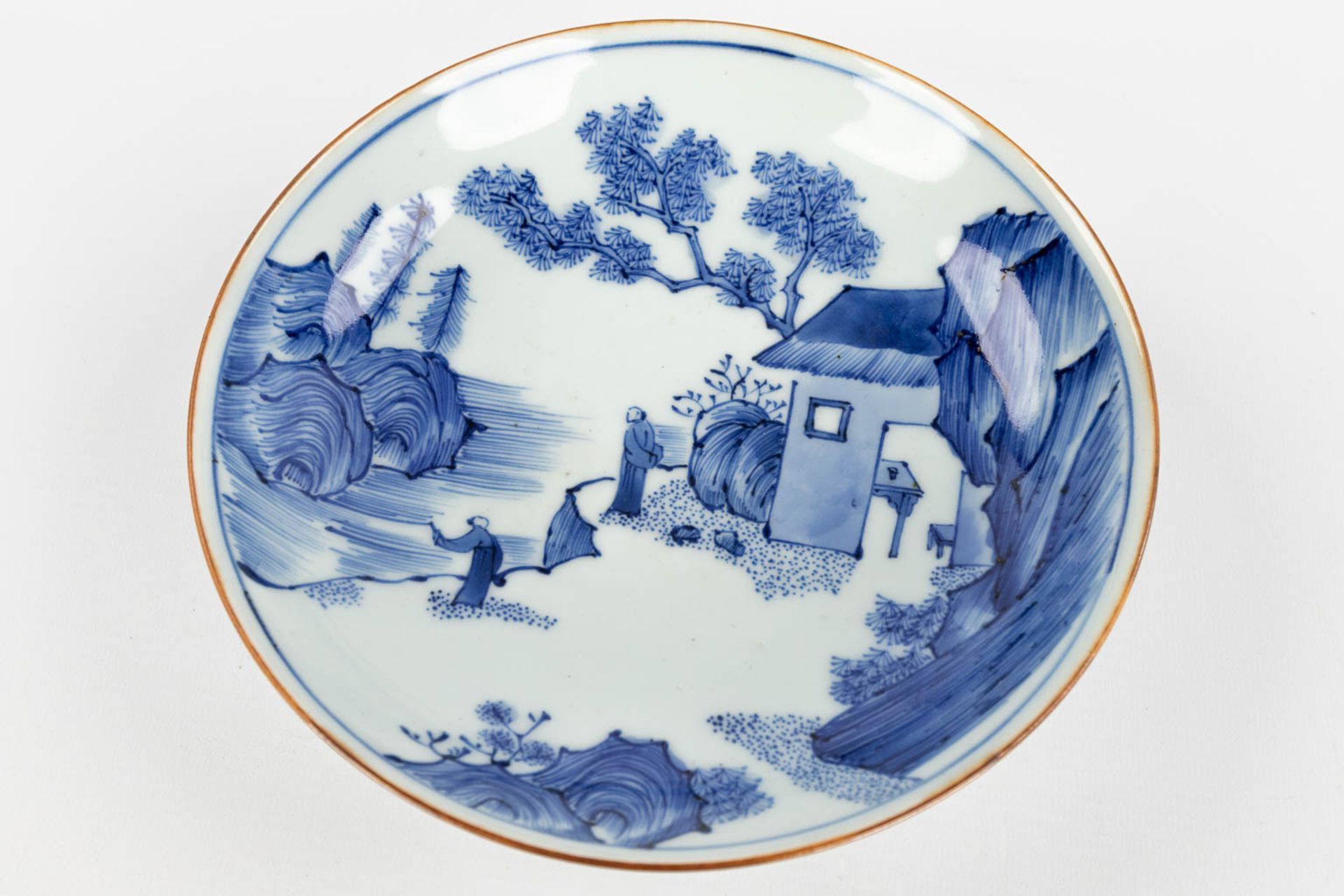 A Chinese bowl with a blue-white mountain landscape and figurines, Jiajing mark. 17th/18th C. (H:5 x - Bild 6 aus 9