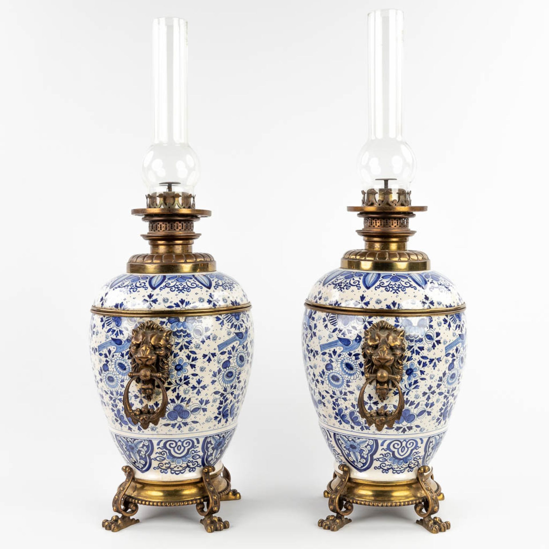 A pair of oil lamps, Delfts faience, 19th C. (D:23 x W:28 x H:68 cm) - Bild 7 aus 18