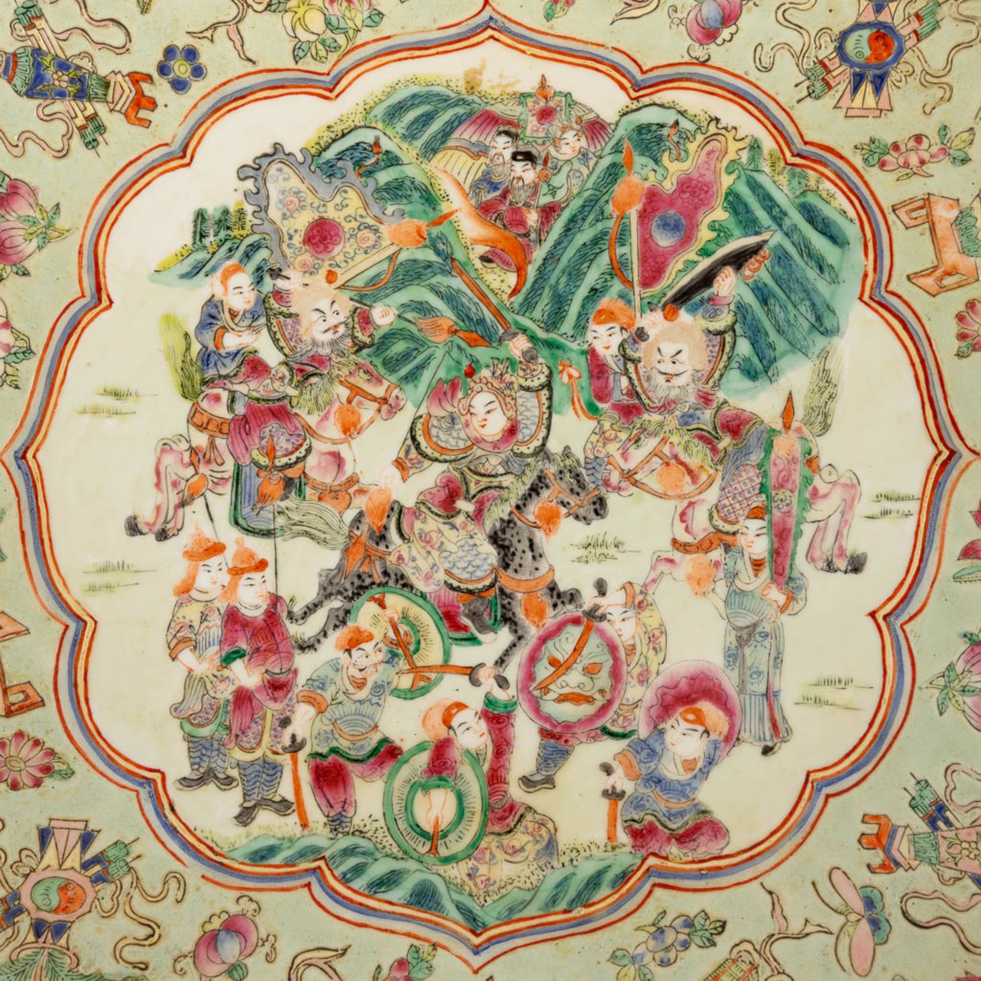 A Chinese Famille Rose plate, decorated with warriors, peaches and antiquities. 19th/20th C. (D:45,5 - Bild 8 aus 12