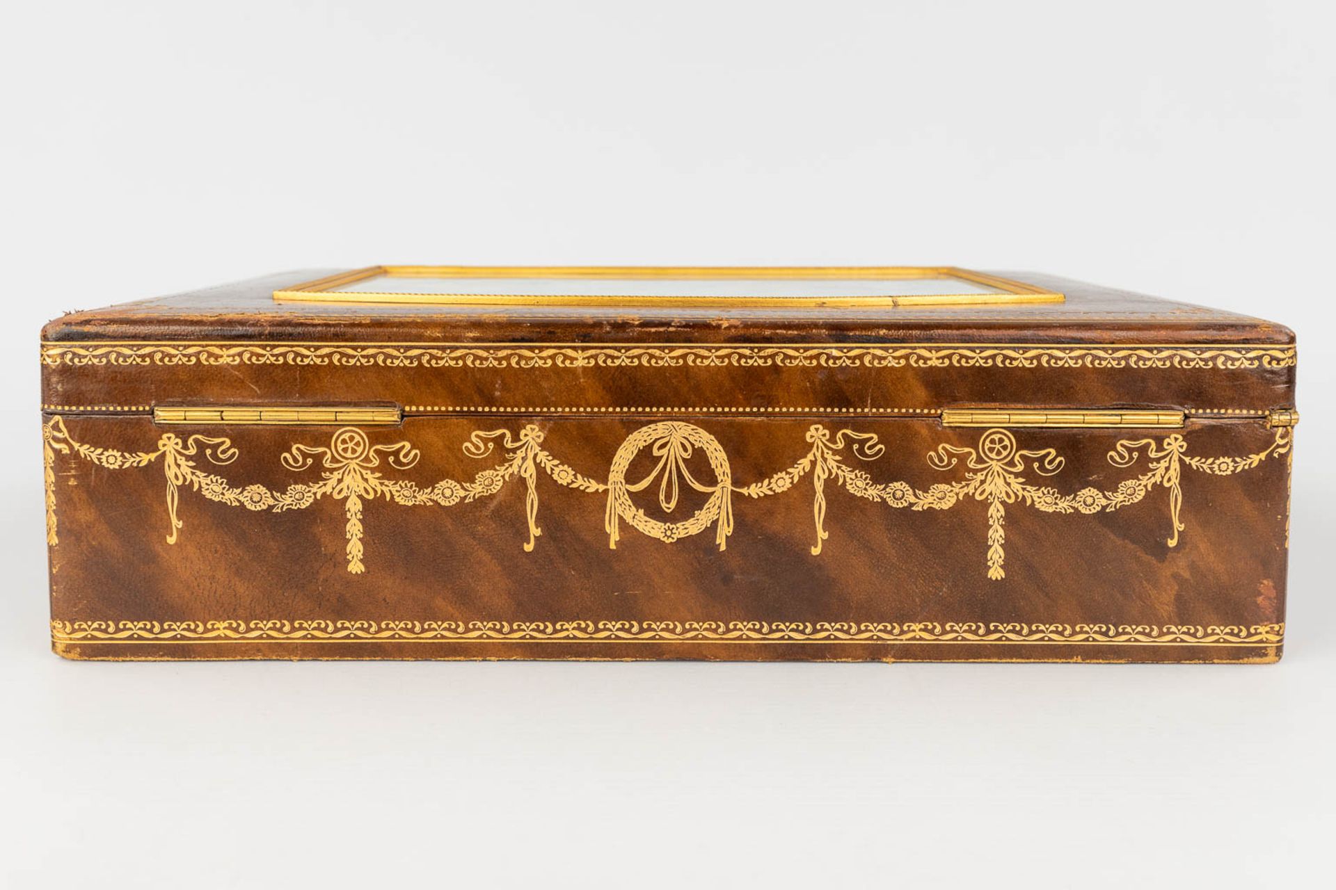 A decorative jewellery box with hand-painted decor. (D:28 x W:36,5 x H:11 cm) - Image 9 of 15