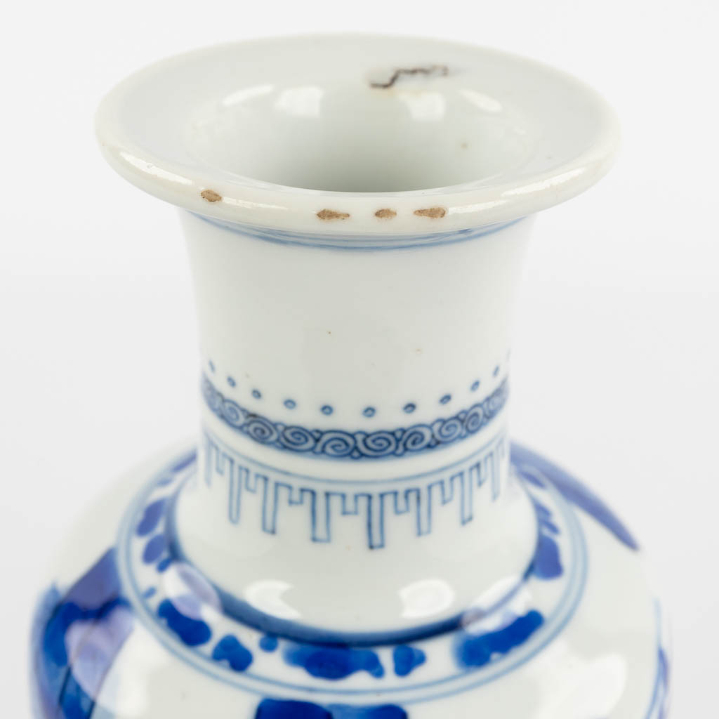 A Chinese vase decorated with blue-white figurines, Kangxi period. 18th C. (H:26 x D:10 cm) - Image 10 of 12