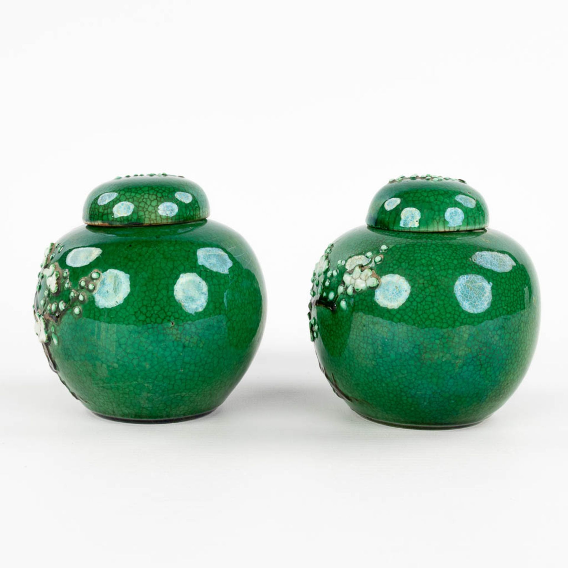 A pair of Chinese ginger jars, decorated with flowering bonsai and a green glaze. 19th C. (H:12 x D: - Bild 5 aus 11