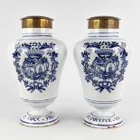 De Twee Scheepjes, A pair of Delft Pharmacy vases with a copper lid. 19th C. (H:36 x D:22 cm)