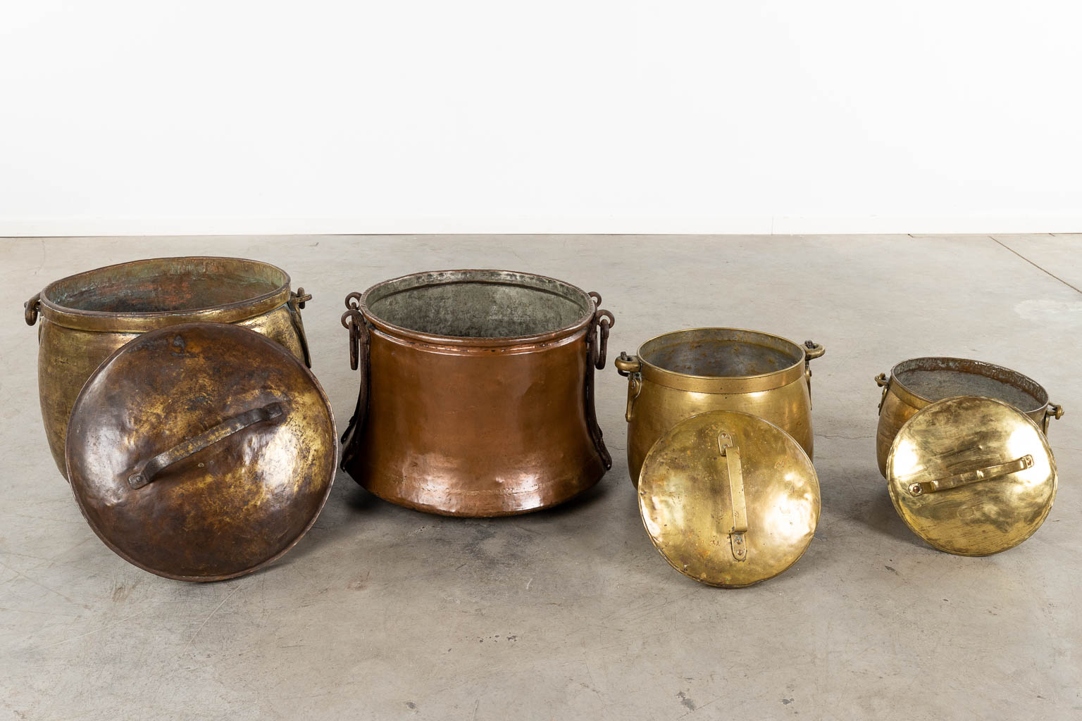 Four pieces of antique copper cooking ware. 19th C. (H:40 x D:56 cm) - Image 5 of 6