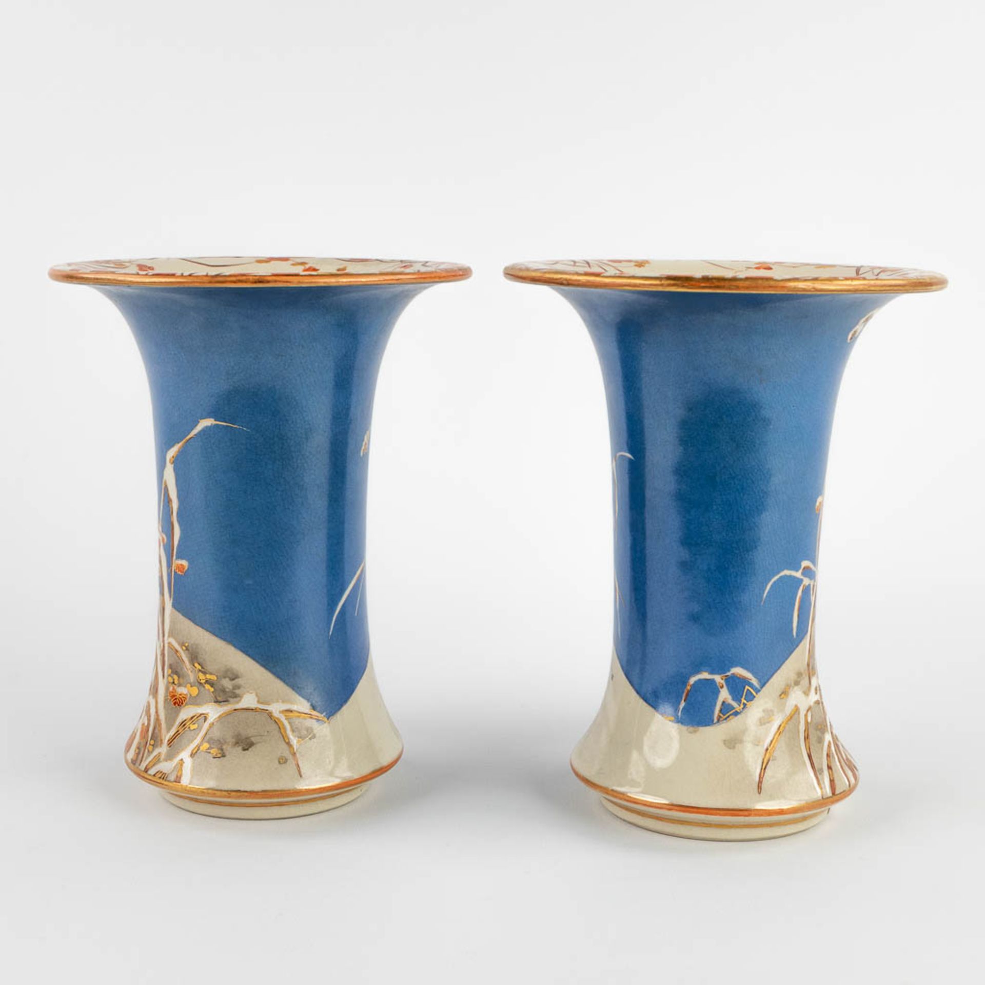 A pair of Japanese vases decorated with fauna and flora. (H:20 x D:16 cm) - Bild 4 aus 14