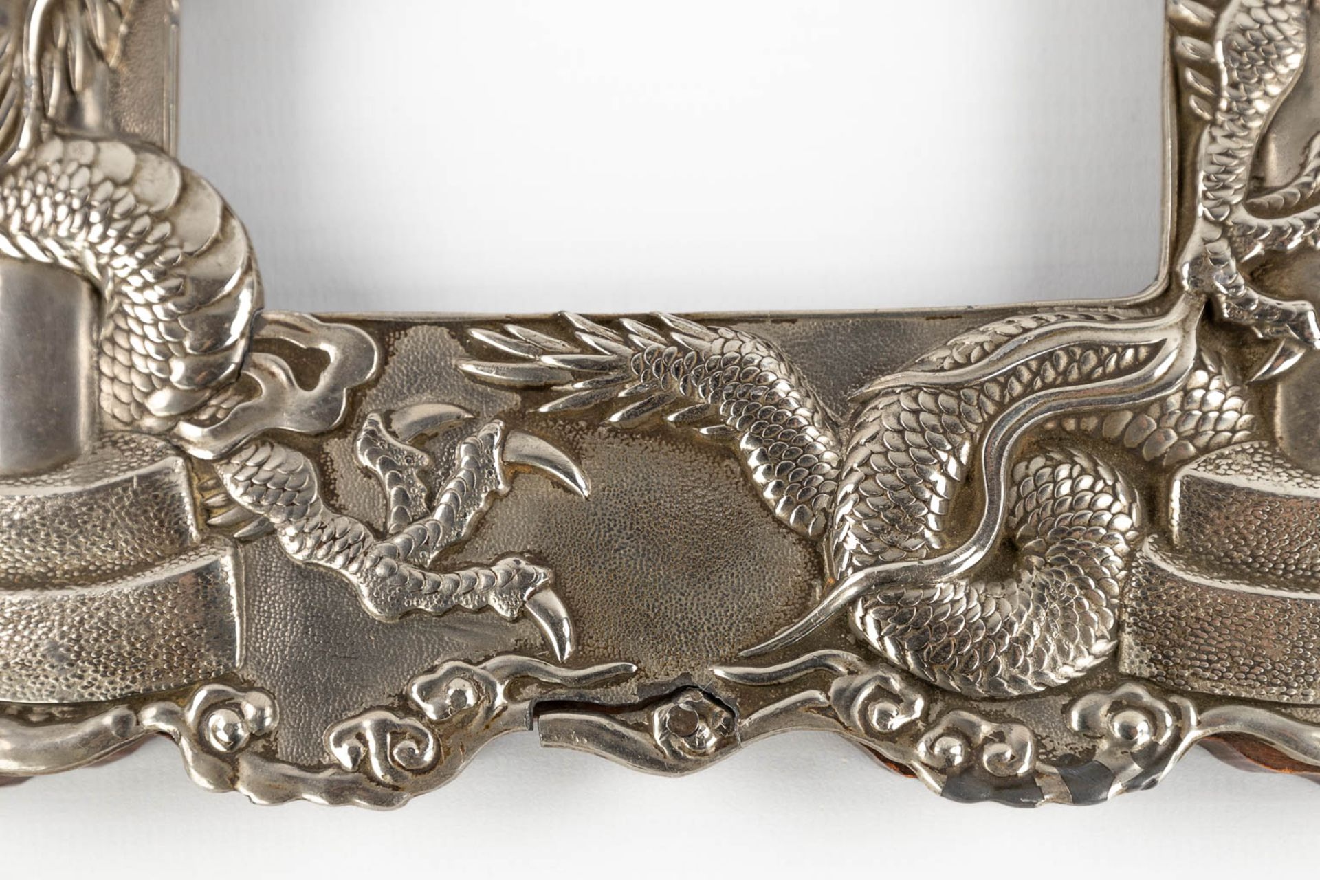 A Chinese picture frame, silver-plated, decorated with dragons near a temple entrance. 20th C. (W:19 - Bild 6 aus 9