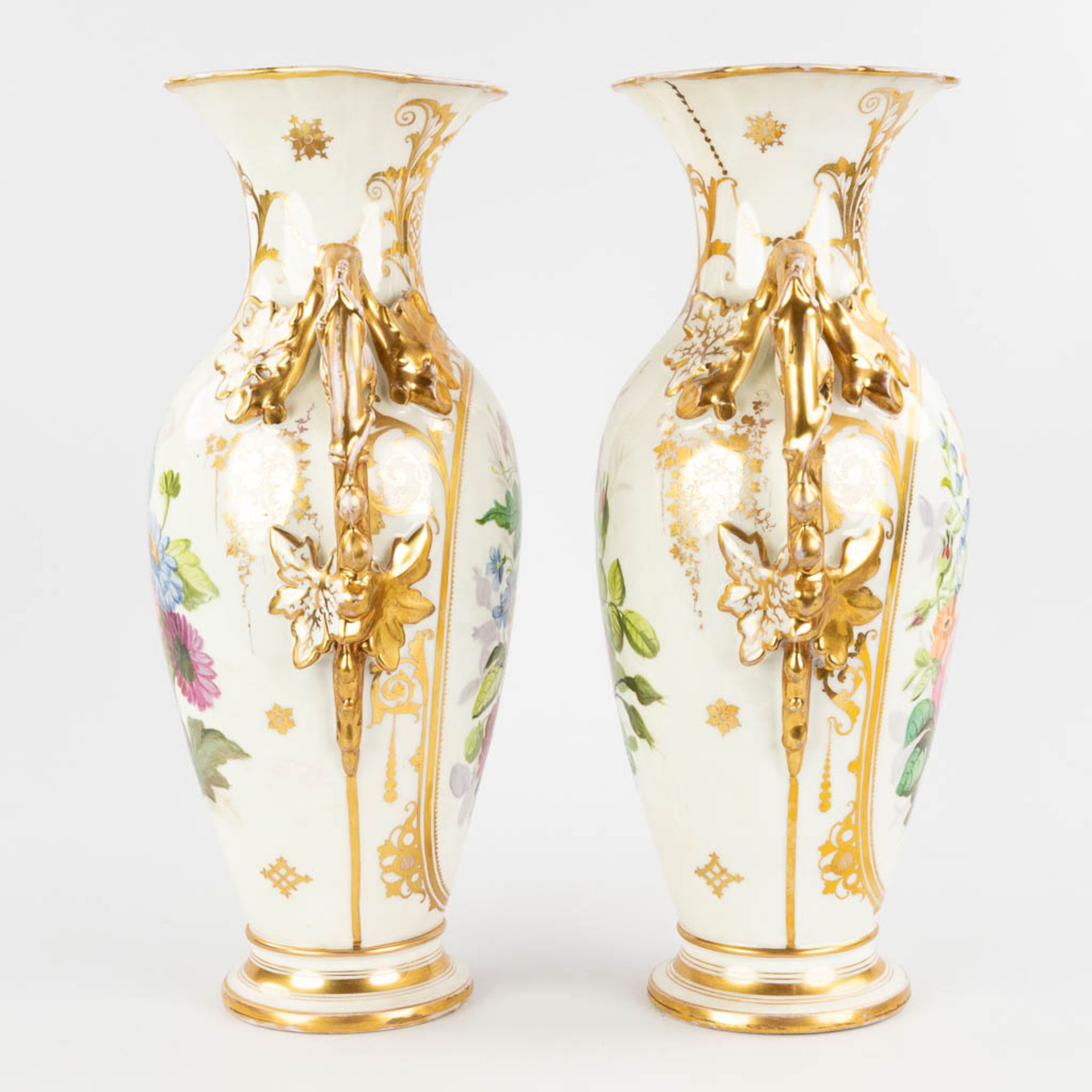 Vieux Bruxelles, a pair of vases with hand-painted flower decor. Circa 1900. (D:18 x W:27 x H:45 cm) - Bild 4 aus 17