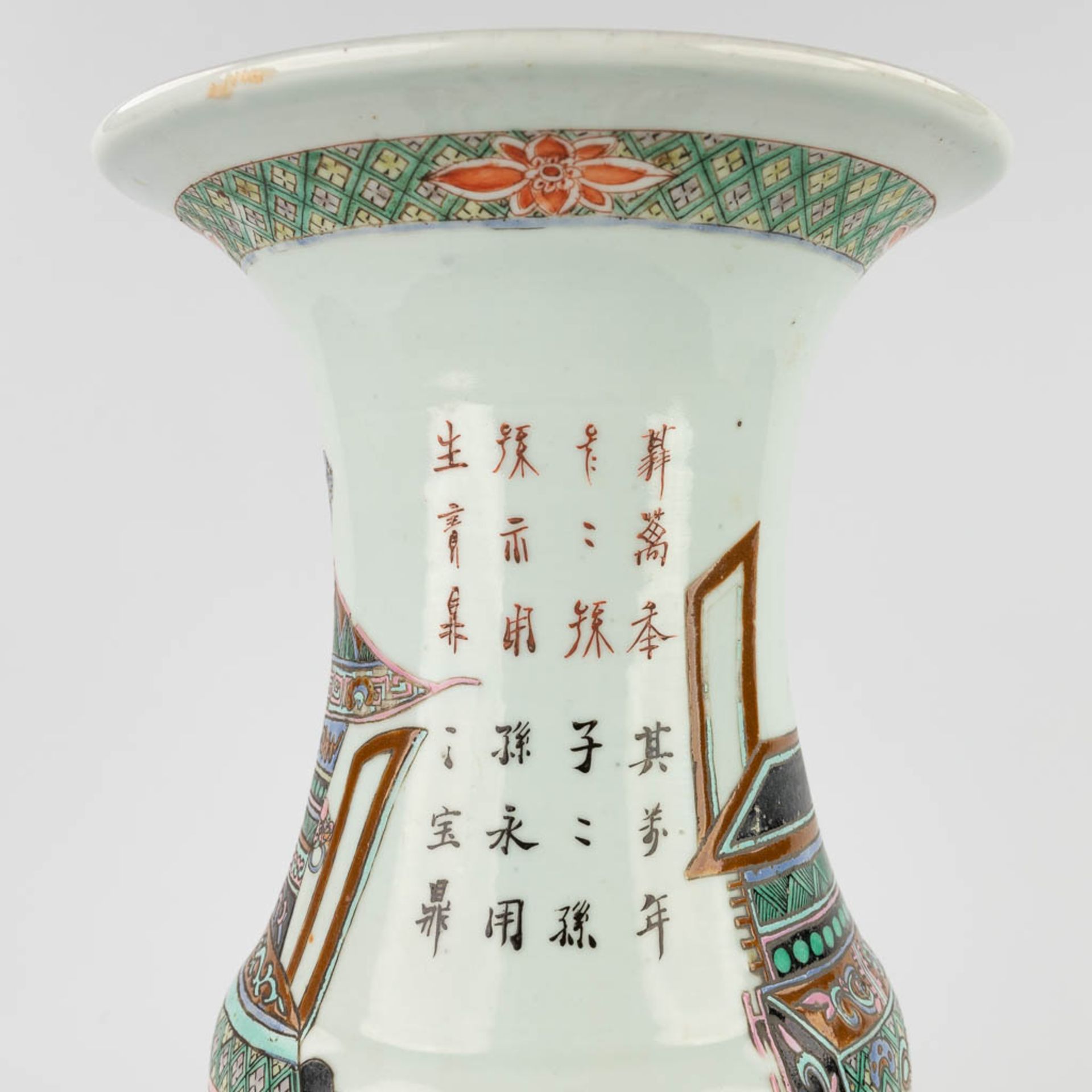 A Chinese Famille Rose Yenyen vase, 19th/20th C. (H:38 x D:20 cm) - Bild 10 aus 13