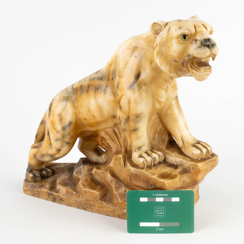 Figurine of a tiger, sculptured alabaster. 20th C. (D:13 x W:32 x H:27 cm) - Image 2 of 11