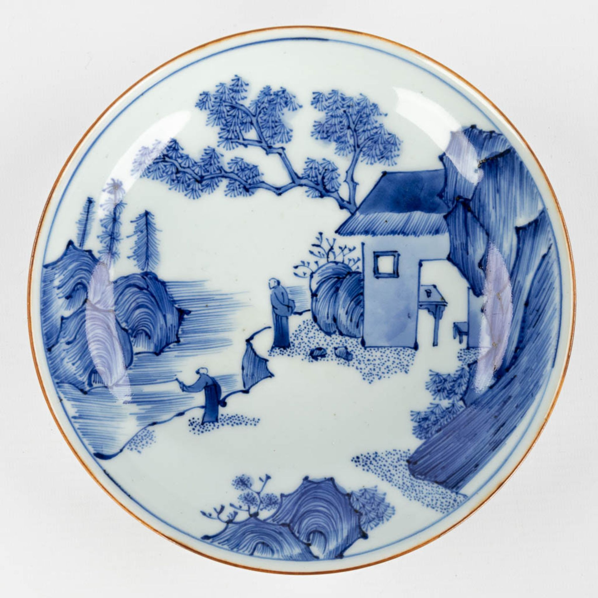 A Chinese bowl with a blue-white mountain landscape and figurines, Jiajing mark. 17th/18th C. (H:5 x - Bild 5 aus 9