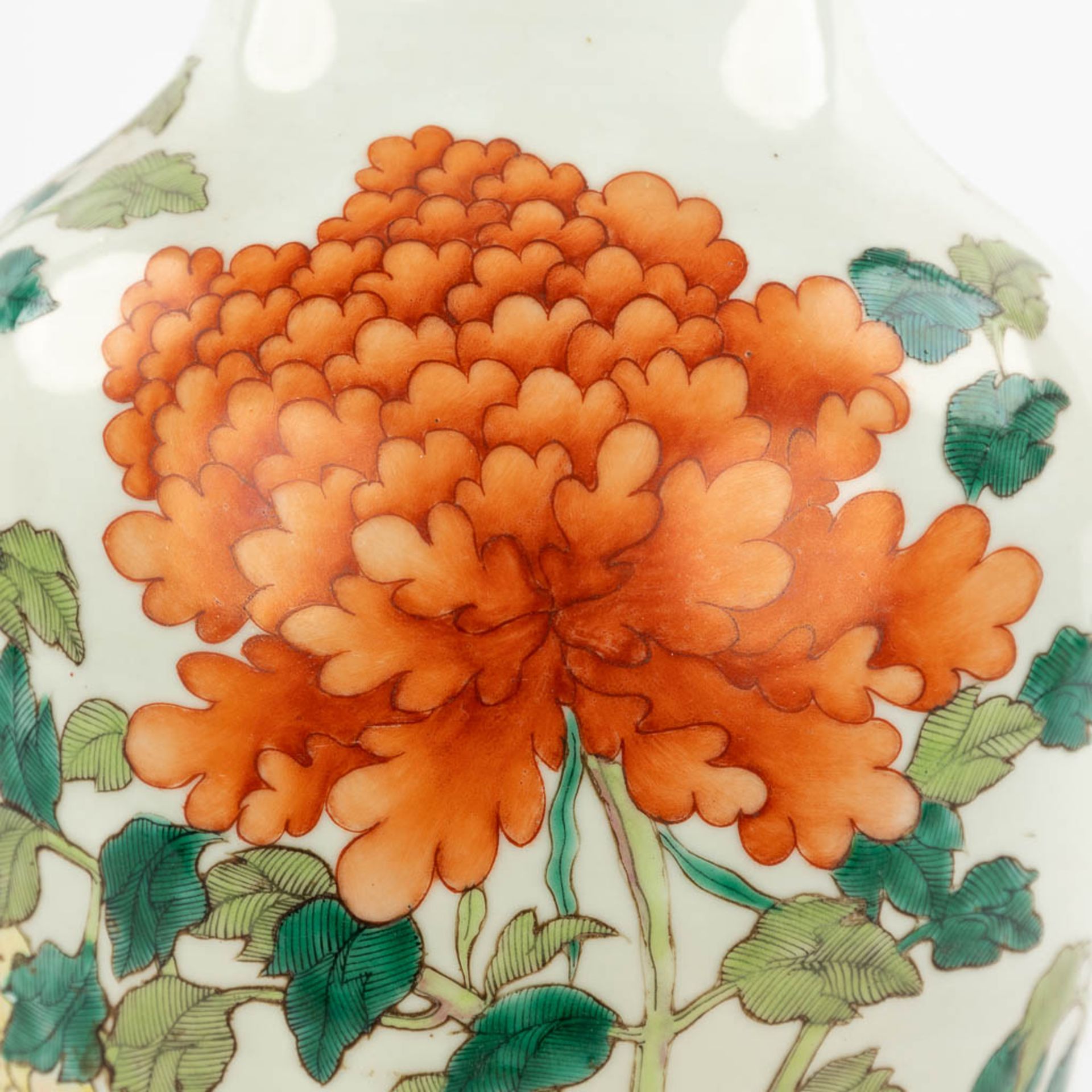 A Chinese vase, decorated with flowers and peonies. 19th/20th C. (H:20 x D:43,5 cm) - Bild 10 aus 15