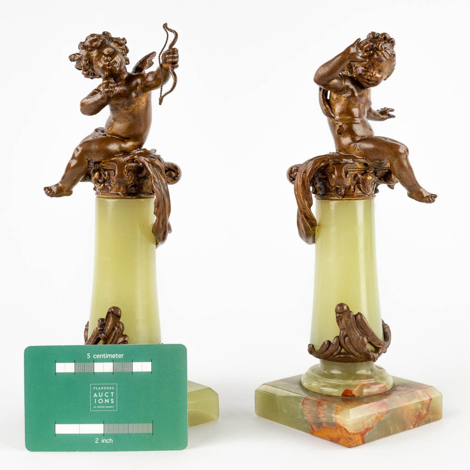 A pair of putti on a pedestal, spelter and onyx in Louis XV style. 19th C. (D:8 x W:8 x H:23 cm) - Image 2 of 11