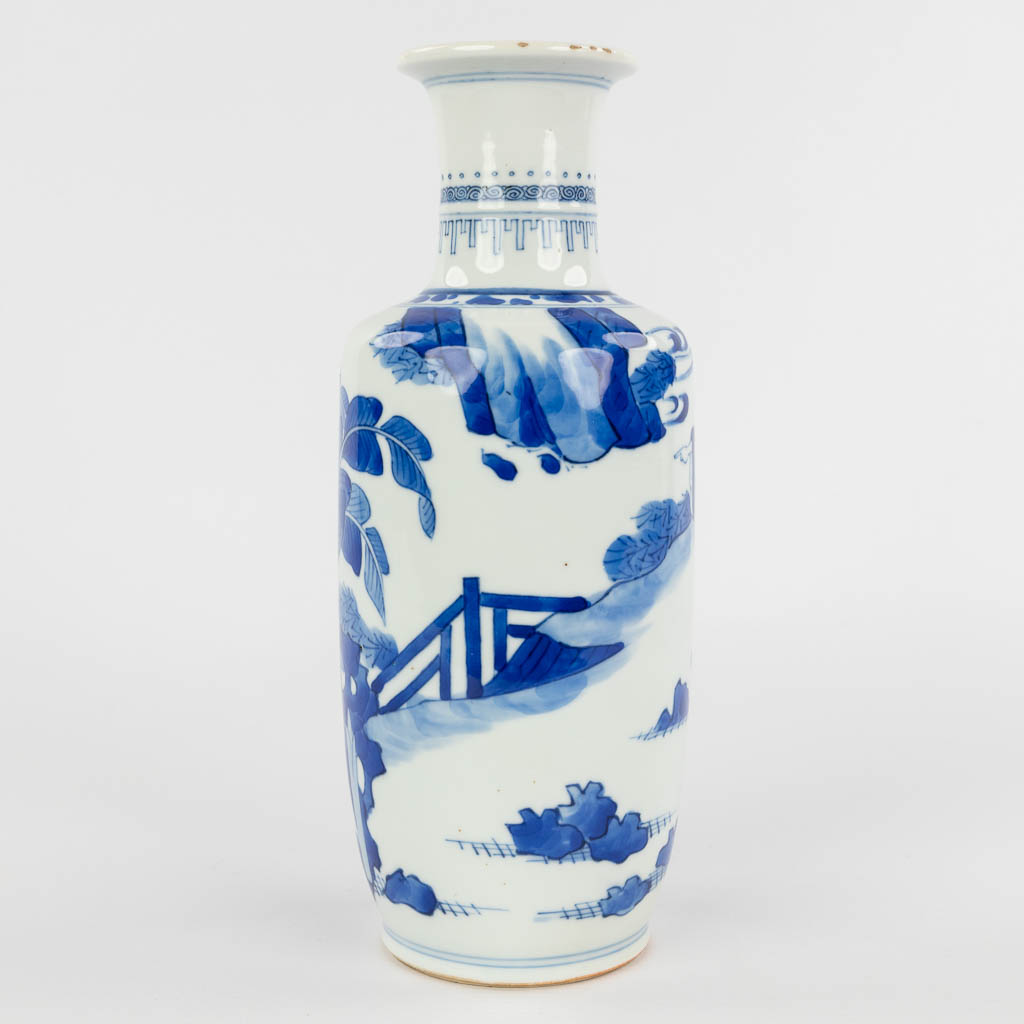 A Chinese vase decorated with blue-white figurines, Kangxi period. 18th C. (H:26 x D:10 cm) - Image 4 of 12