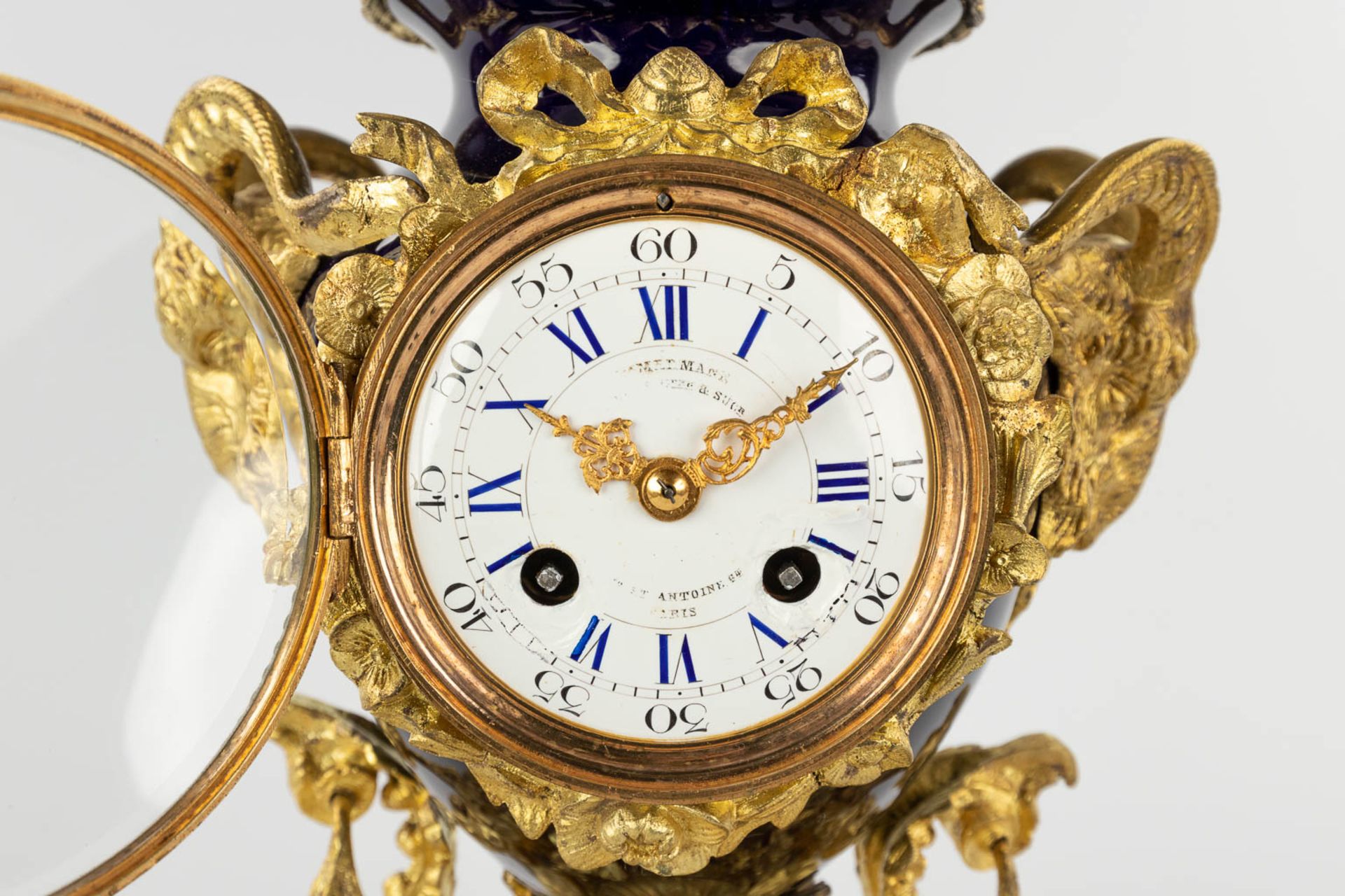 A mantle clock, gold-plated bronze on porcelain, finished with ram's heads. 19th C. (D:17 x W:46 x H - Bild 9 aus 16