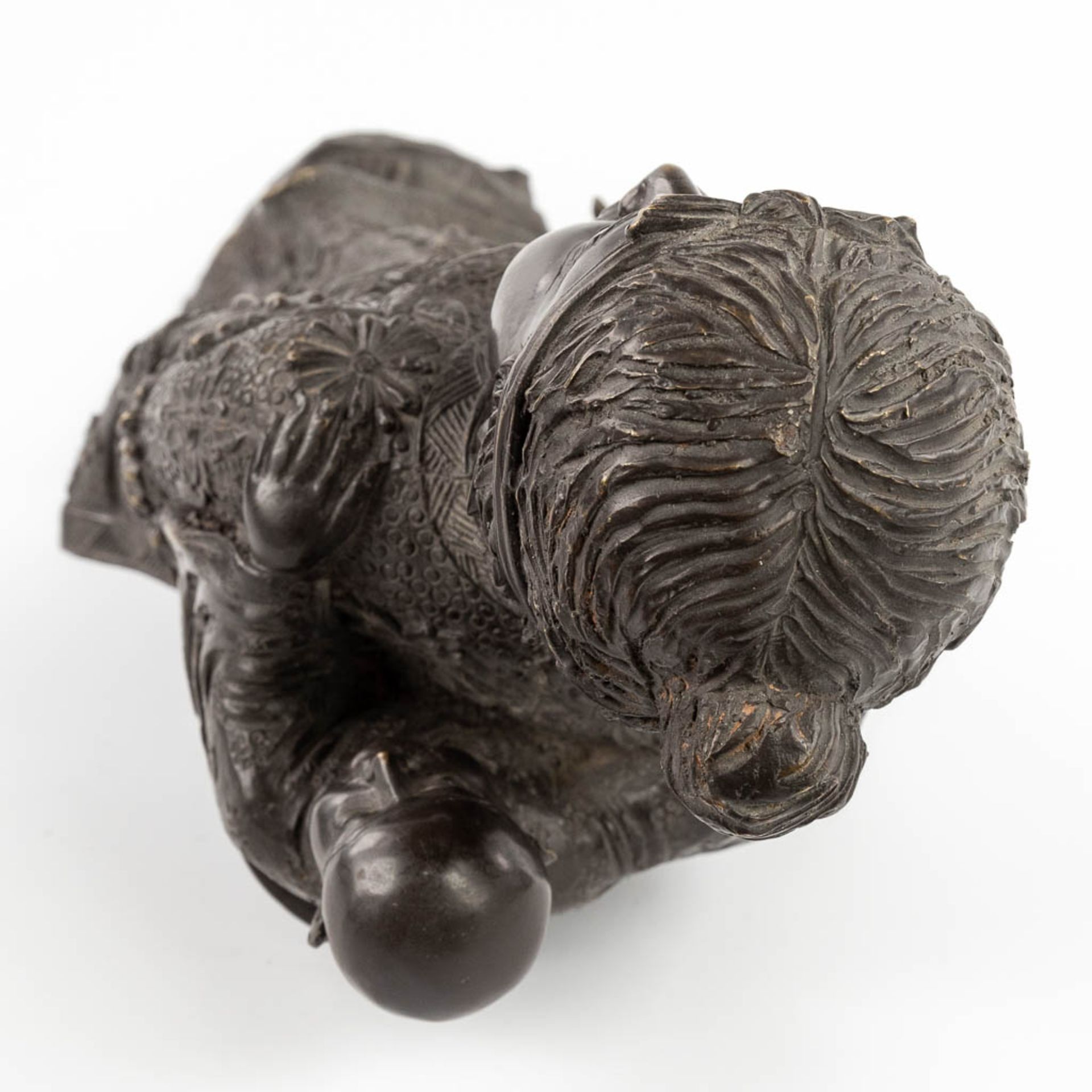 A Japanese Okimono of a mother with child, patinated bronze. 20th C. (D:18 x W:22 x H:59 cm) - Image 16 of 16