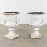 A pair of medici vases, cast-iron patinated white. Circa 1950. (H:77 x D:57 cm)