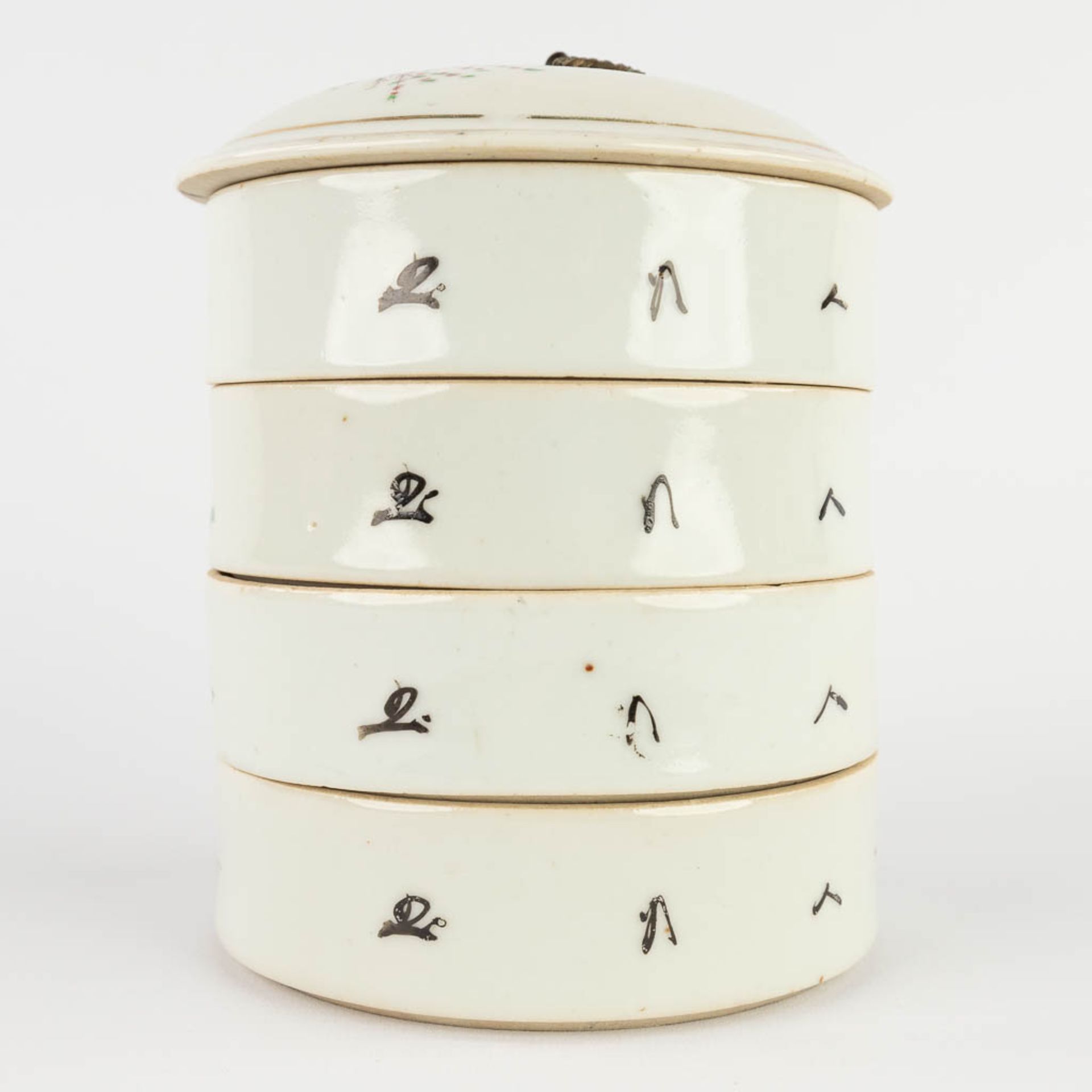 Five pieces of Chinese porcelain, decorated with hand-painted images. 19th/20th C. (H:19 x D:9 cm) - Bild 17 aus 20