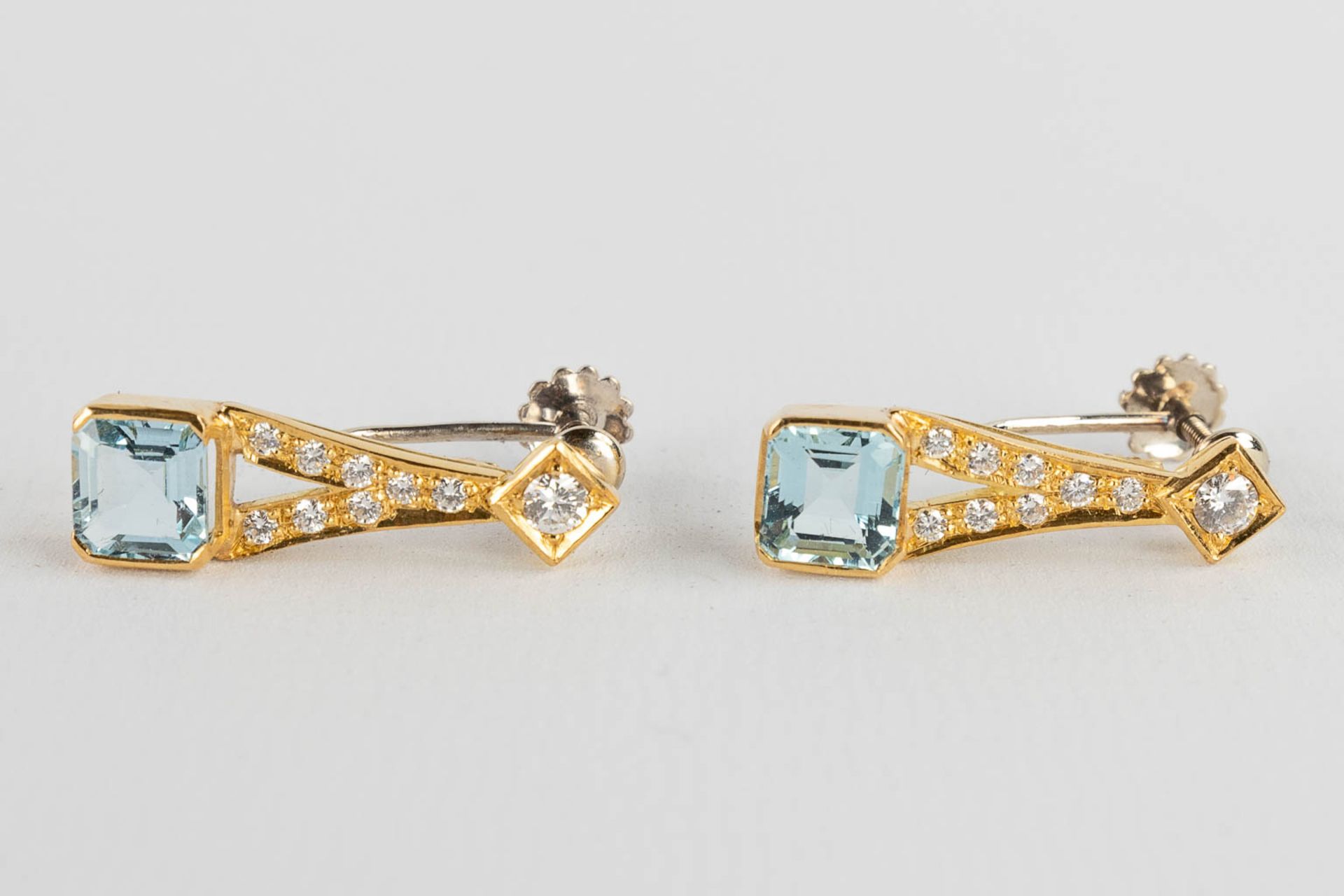 A necklace with two earrings, 18kt yellow gold Brilliants and Topaz/Aquamarine, 26,77g. - Image 15 of 15