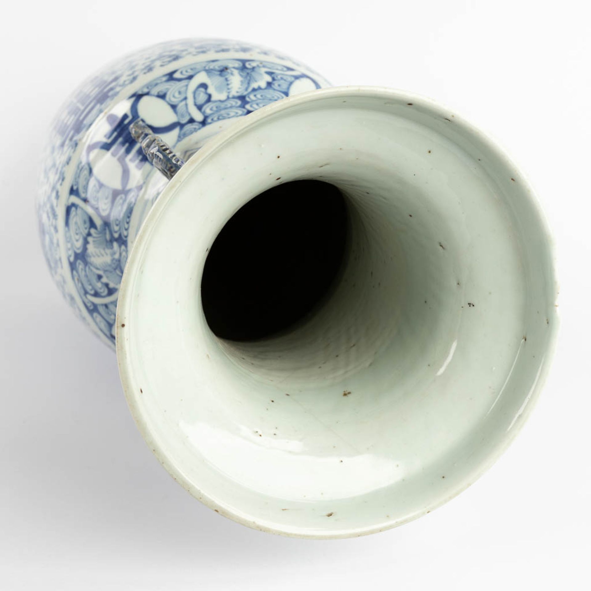 A Chinese vase, blue-white with a Double Xi, sign of happiness. 19th/20th C. (H:62 x D:25 cm) - Bild 8 aus 13