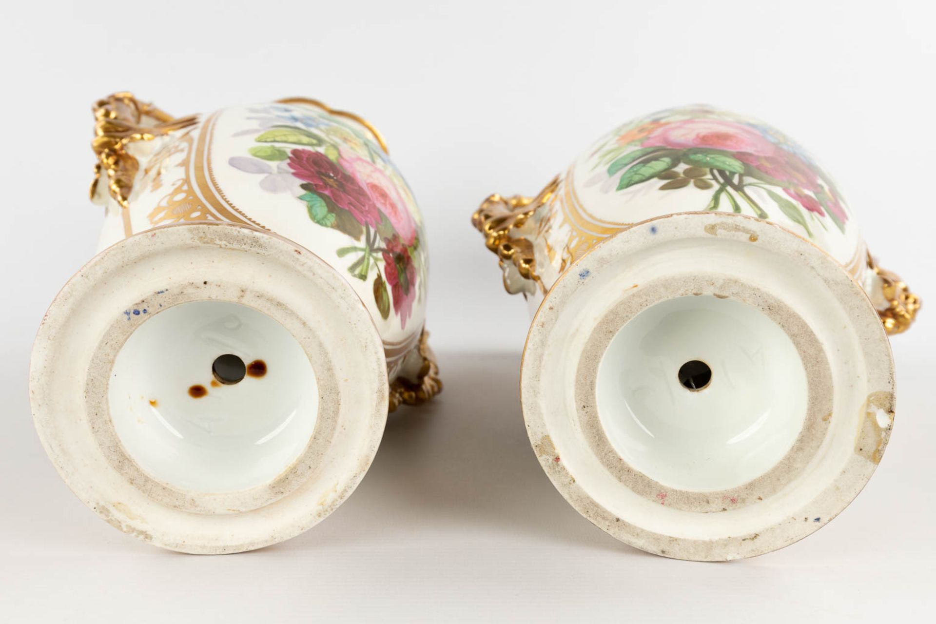 Vieux Bruxelles, a pair of vases with hand-painted flower decor. Circa 1900. (D:18 x W:27 x H:45 cm) - Bild 7 aus 17