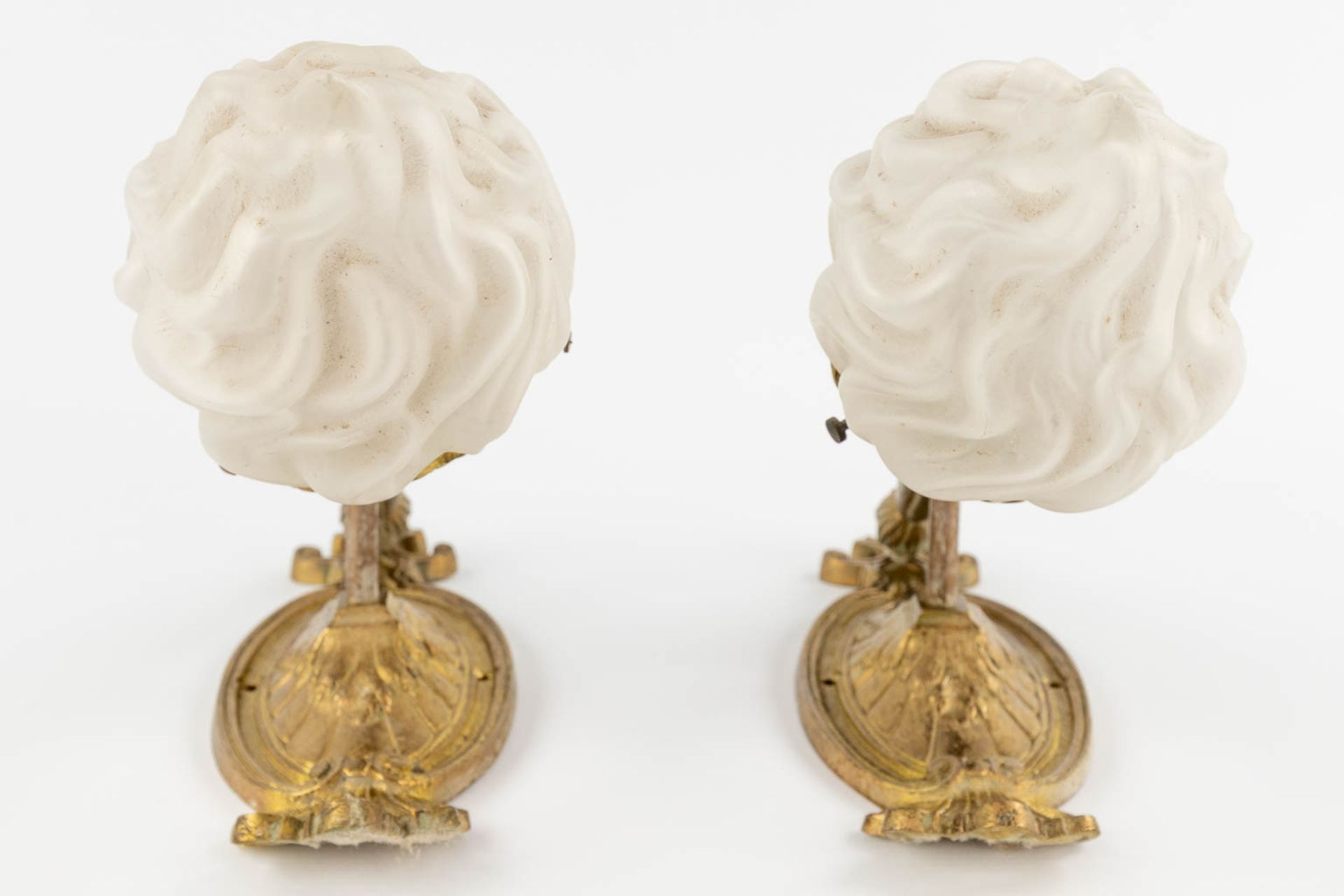 A pair of wall-mounted gilt bronze torches with a glass shade. Circa 1920. (D:21 x W:9 x H:39 cm) - Image 4 of 13