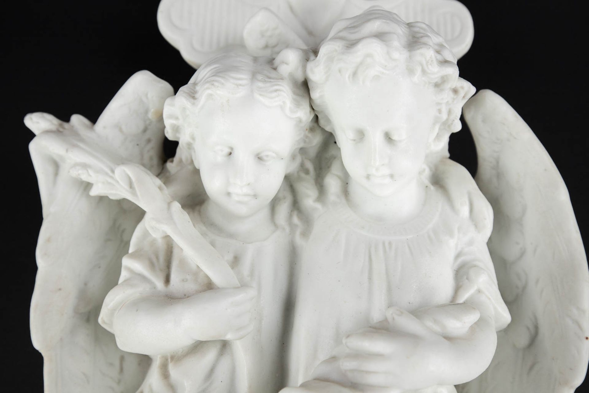 A holy water font, bisque porcelain decorated with two angels. Circa 1900. (D:11 x W:20 x H:41 cm) - Bild 9 aus 12