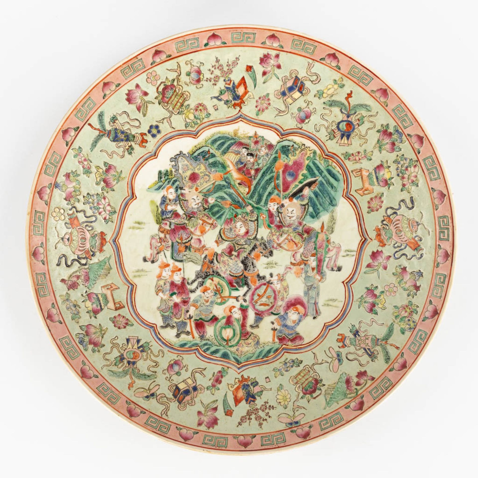 A Chinese Famille Rose plate, decorated with warriors, peaches and antiquities. 19th/20th C. (D:45,5 - Bild 7 aus 12