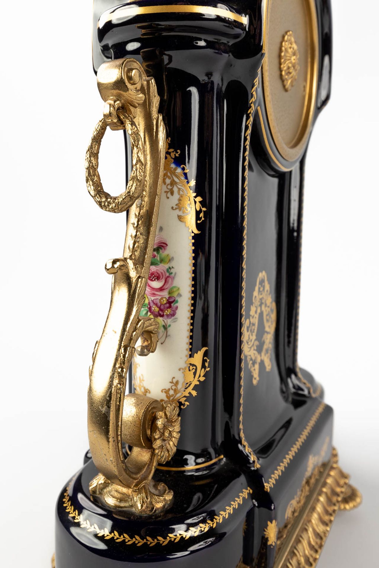 A three-piece mantle garniture clock with candelabra, porcelain mounted with bronze, marked A.C.F. d - Bild 12 aus 19