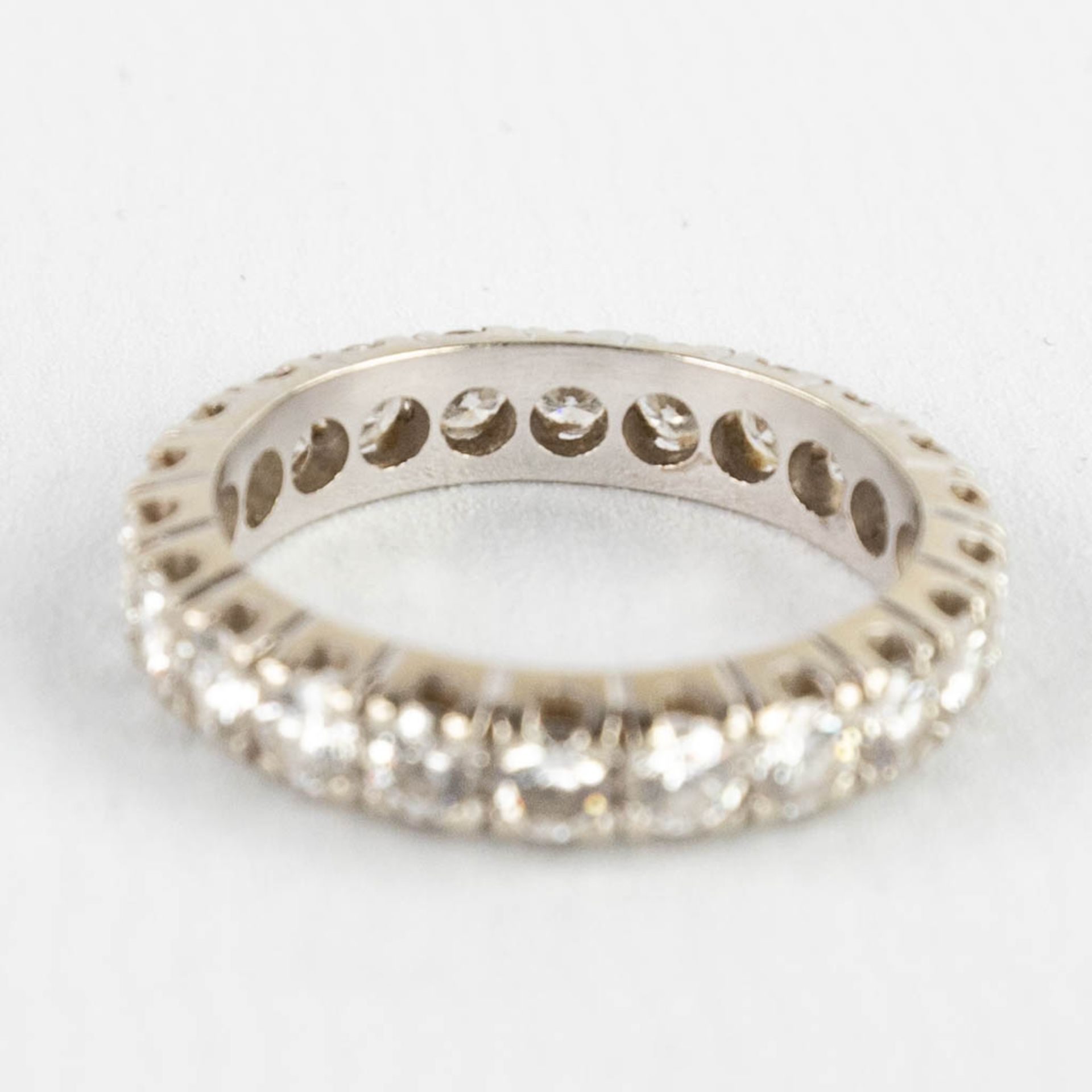 A white gold ring with brilliant cut stones. Ring size 52. 18kt. 3,28g. - Image 8 of 11