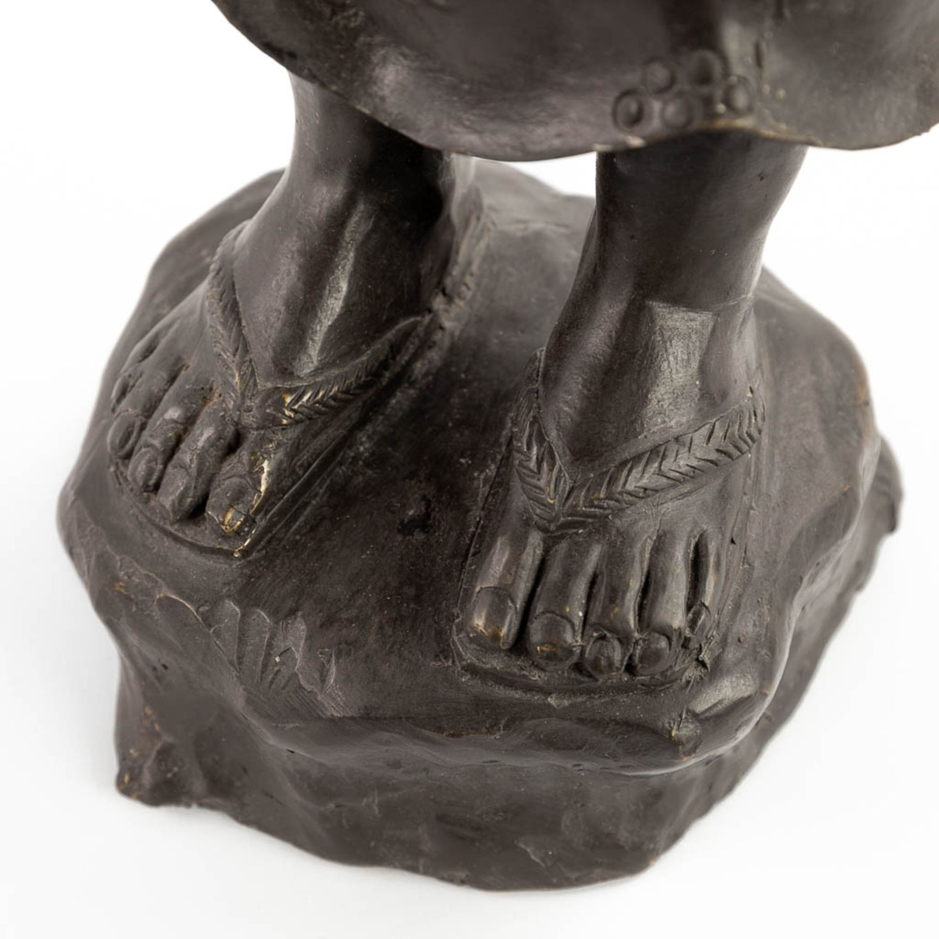 A Japanese Okimono of a mother with child, patinated bronze. 20th C. (D:18 x W:22 x H:59 cm) - Image 12 of 16