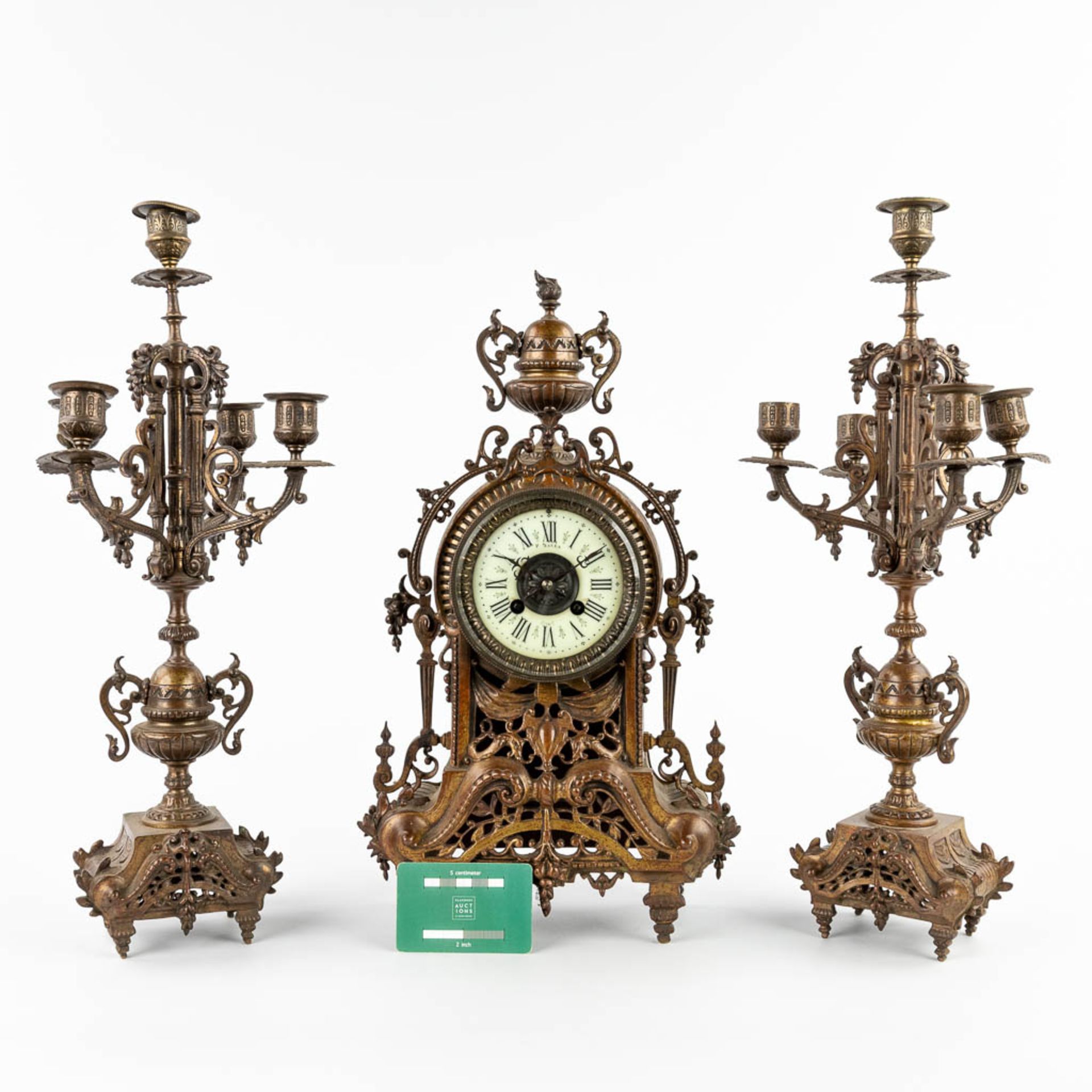 A three-piece mantle garniture clock and candelabra, patinated bronze. Circa 1900. (D:11 x W:22 x H: - Bild 2 aus 15