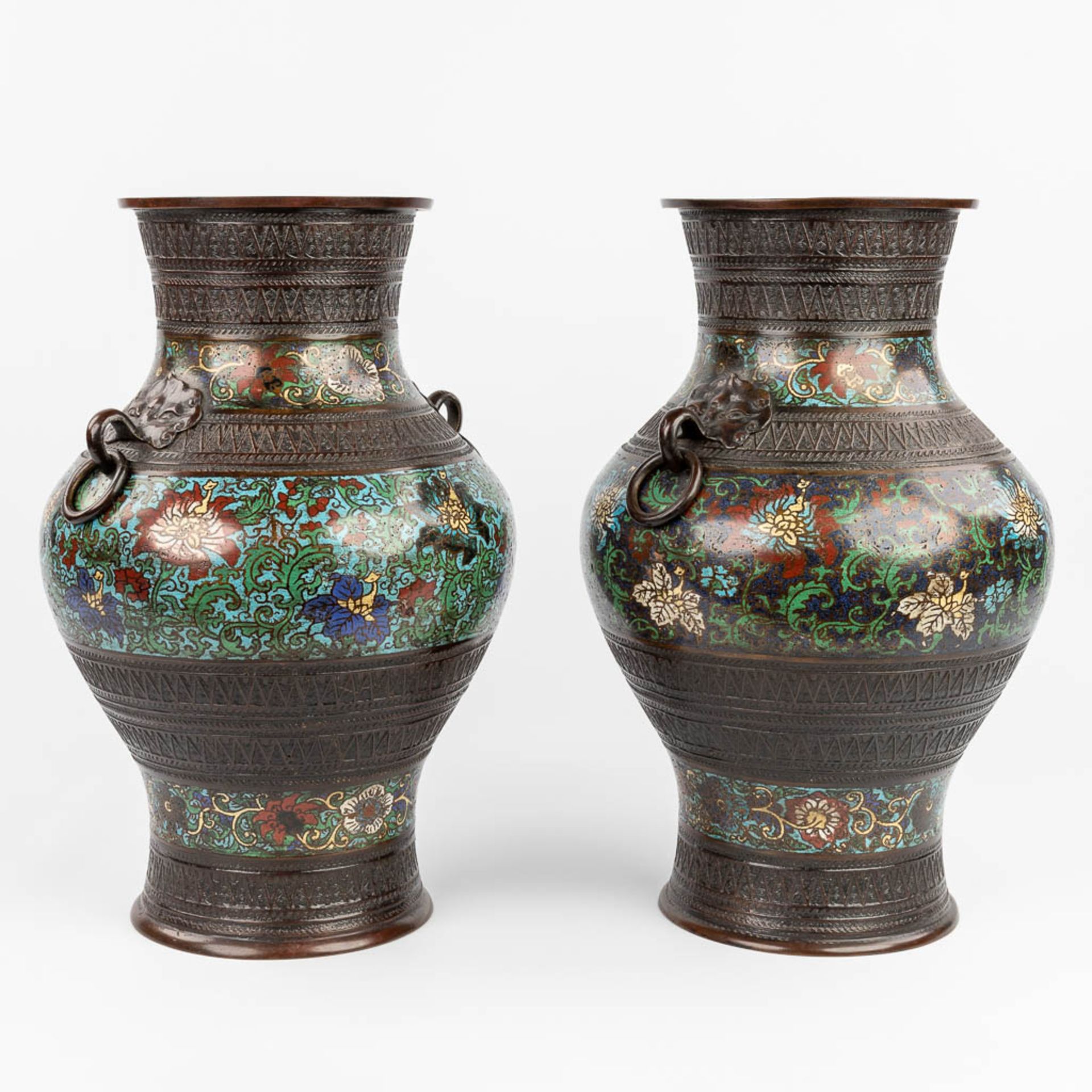 A pair of Oriental vases made of bronze with champslevé decor. (H:46 x D:30 cm) - Bild 3 aus 13