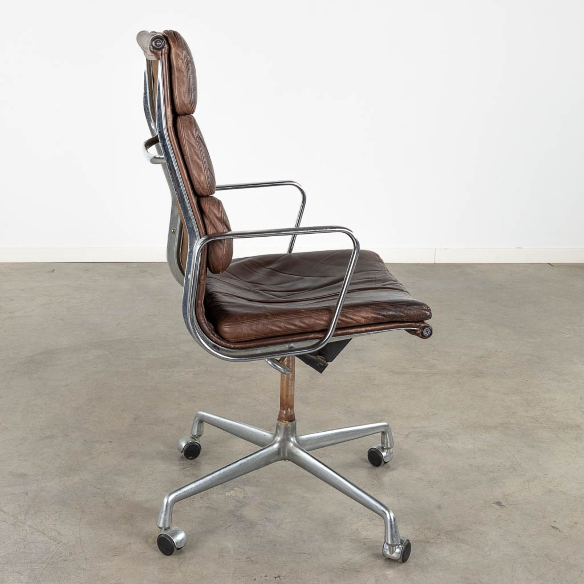 Charles &amp; Ray EAMES (XX-XXI) 'Soft Pad Office Chair' for Herman Miller. (D:111 x W:59 x H:63 cm) - Image 6 of 12