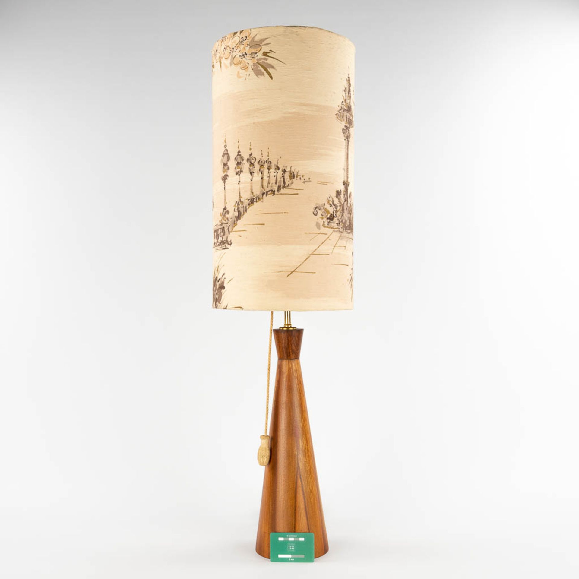 A mid-century Scandinavian table lamp, turned wood with the original lampshade. (H:101 x D:28,5 cm) - Bild 2 aus 10