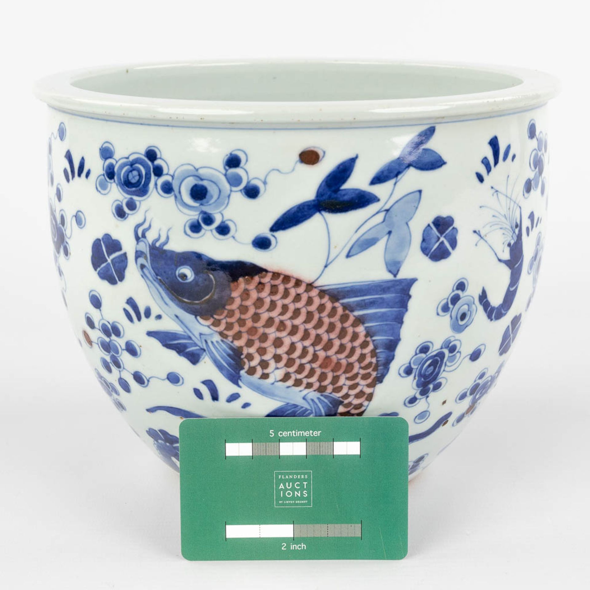 A large Chinese porcelain fish bowl, blue-white decor, 18th/19th C. (H:17 x D:22 cm) - Image 2 of 11