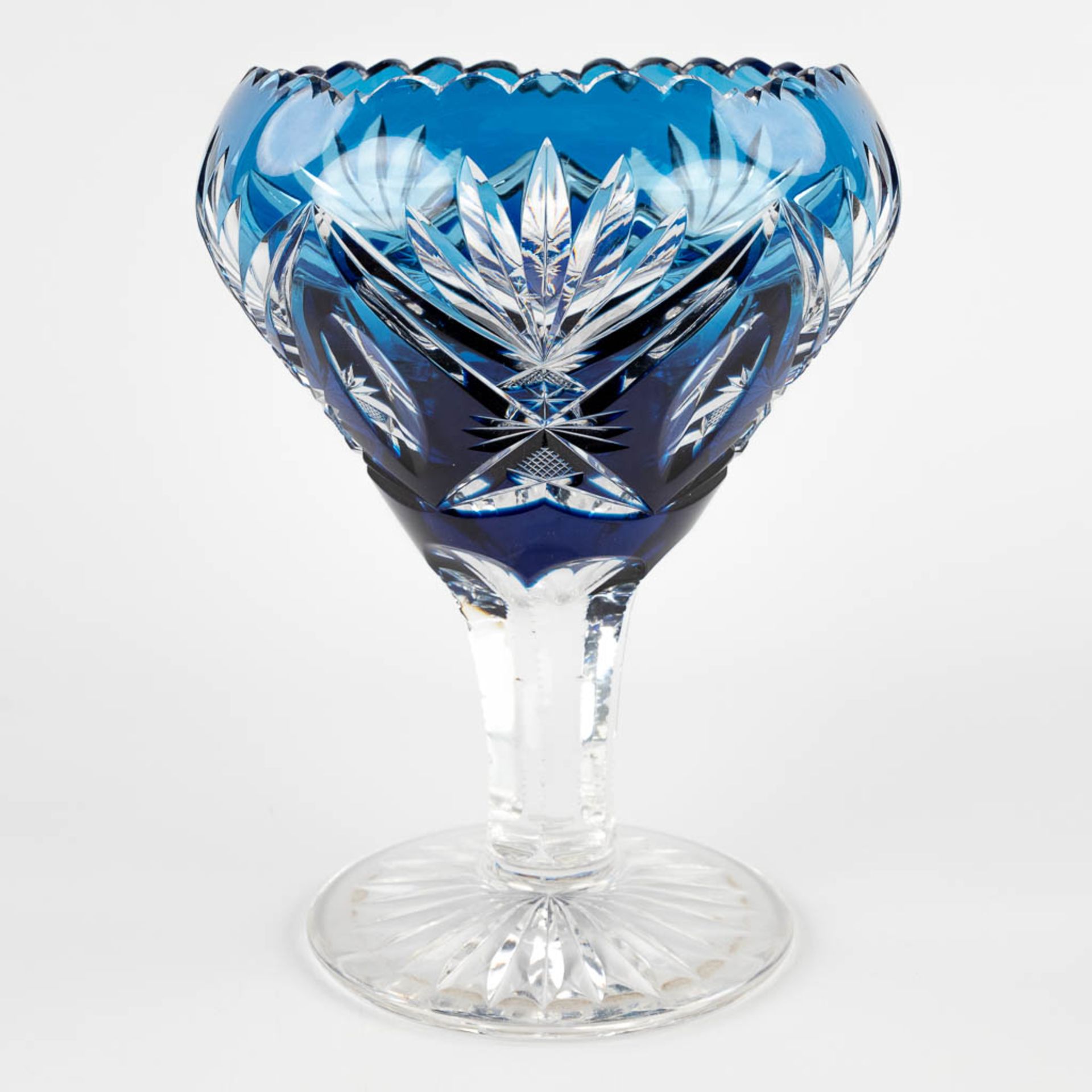 Val Saint Lambert a blue coloured and cut cyrstal bowl on a stand. (H:23 x D:18 cm) - Bild 5 aus 12