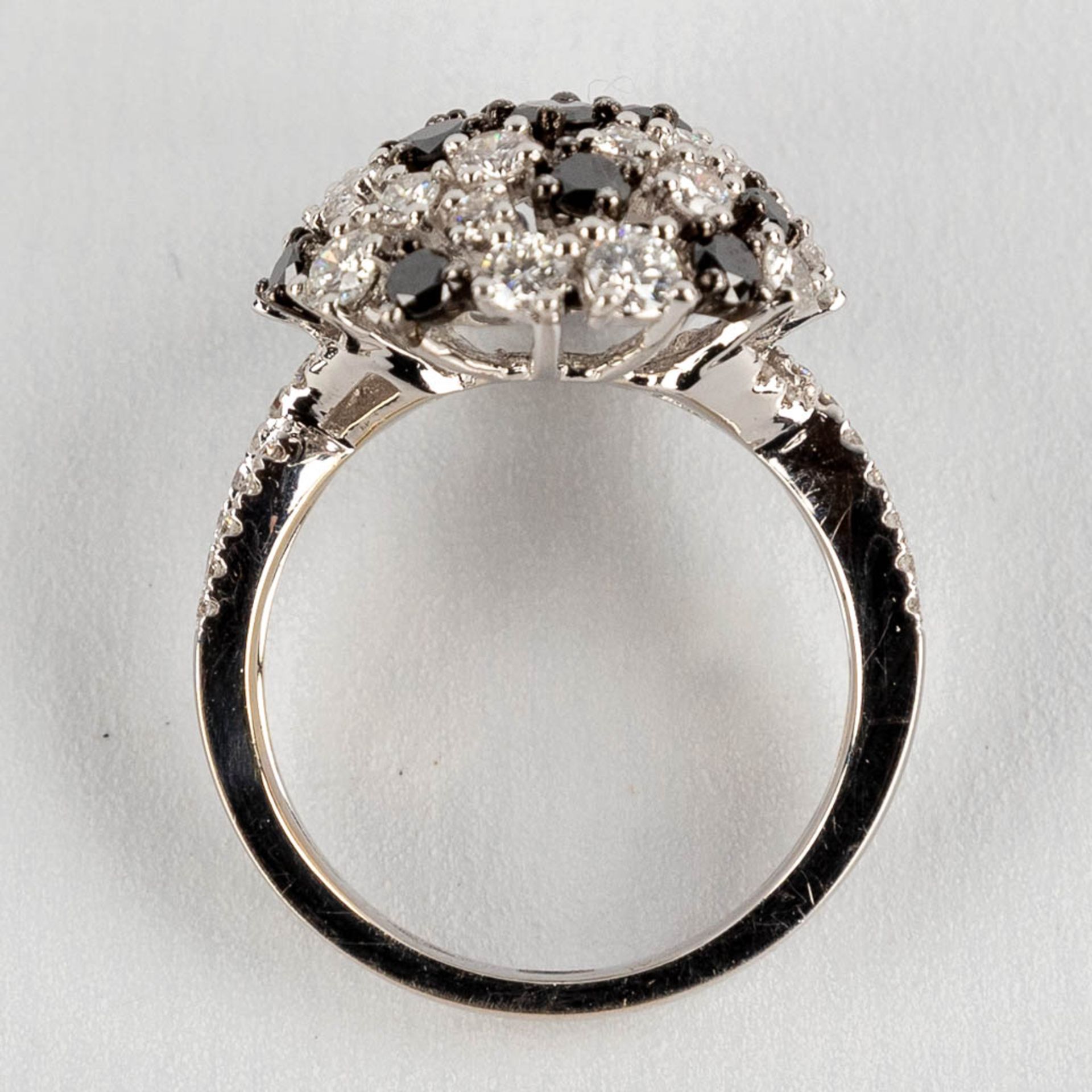 A ring, 18kt white gold with black and white diamonds, total approx. 1.81 ct. Ring size 54. - Image 7 of 10