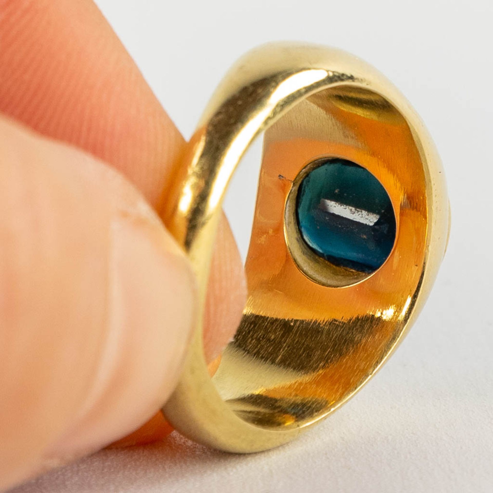 A yellow gold ring with a large facetted sapphire. 22,56g. - Image 8 of 9