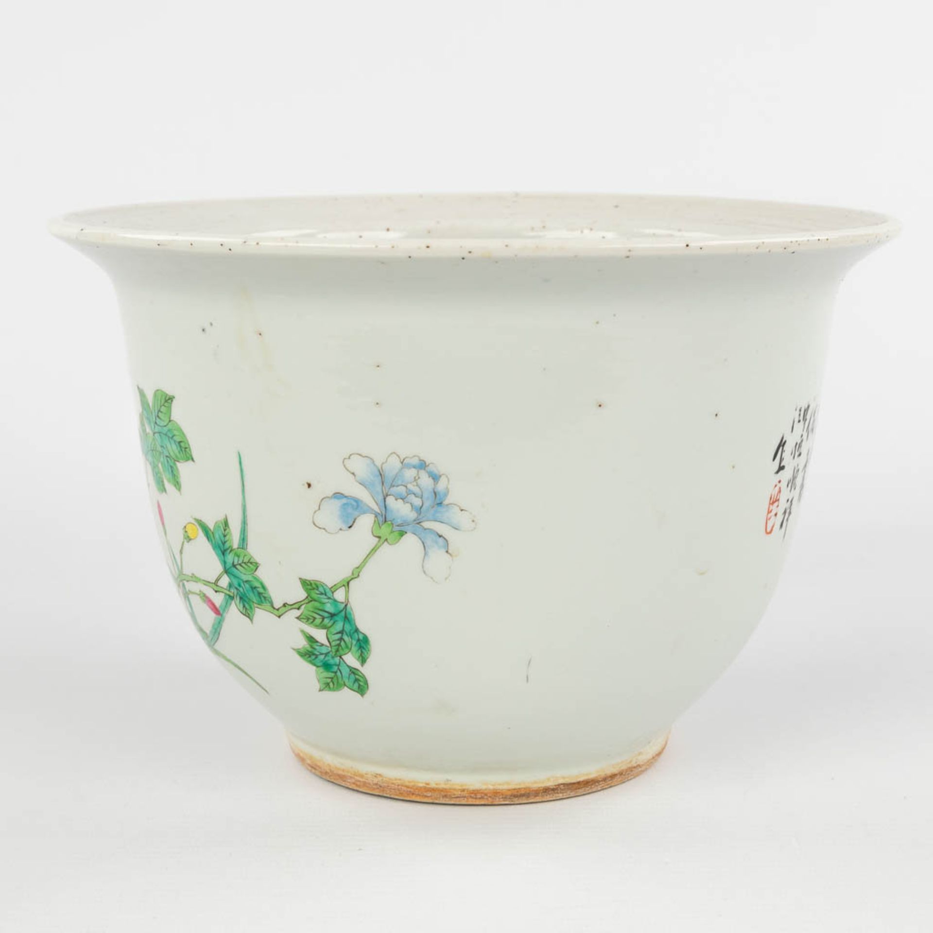 A Chinese Famille Rose cache pot, decorated with flowers. 19th/20th C. (H:15,5 x D:23,5 cm) - Image 6 of 10