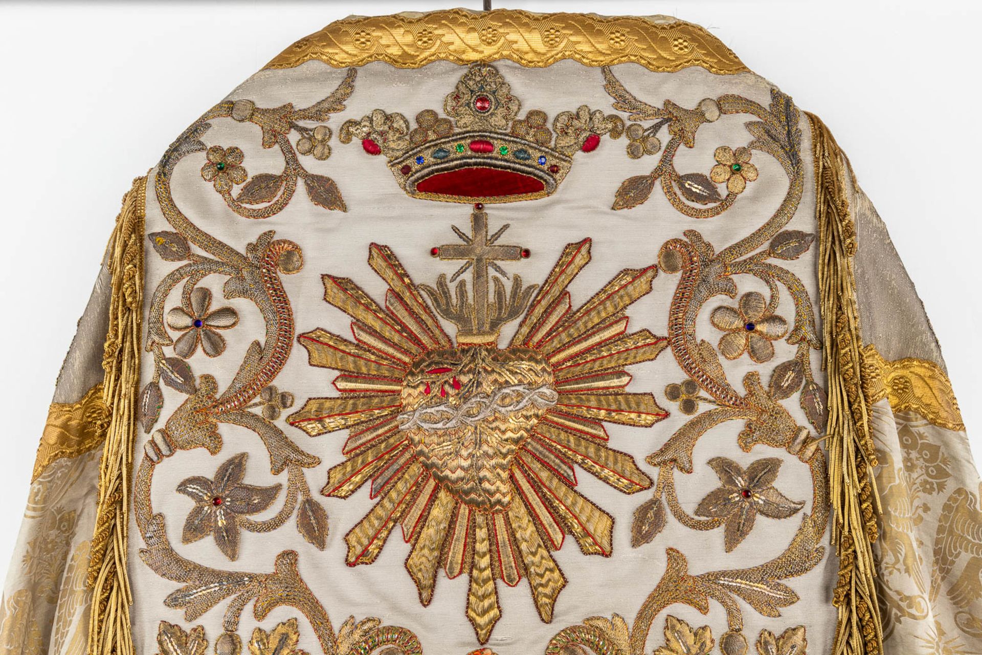 An antique cope, thick gold thread embroideries and decorated fabric. 19th C. (H:154 cm) - Image 3 of 8