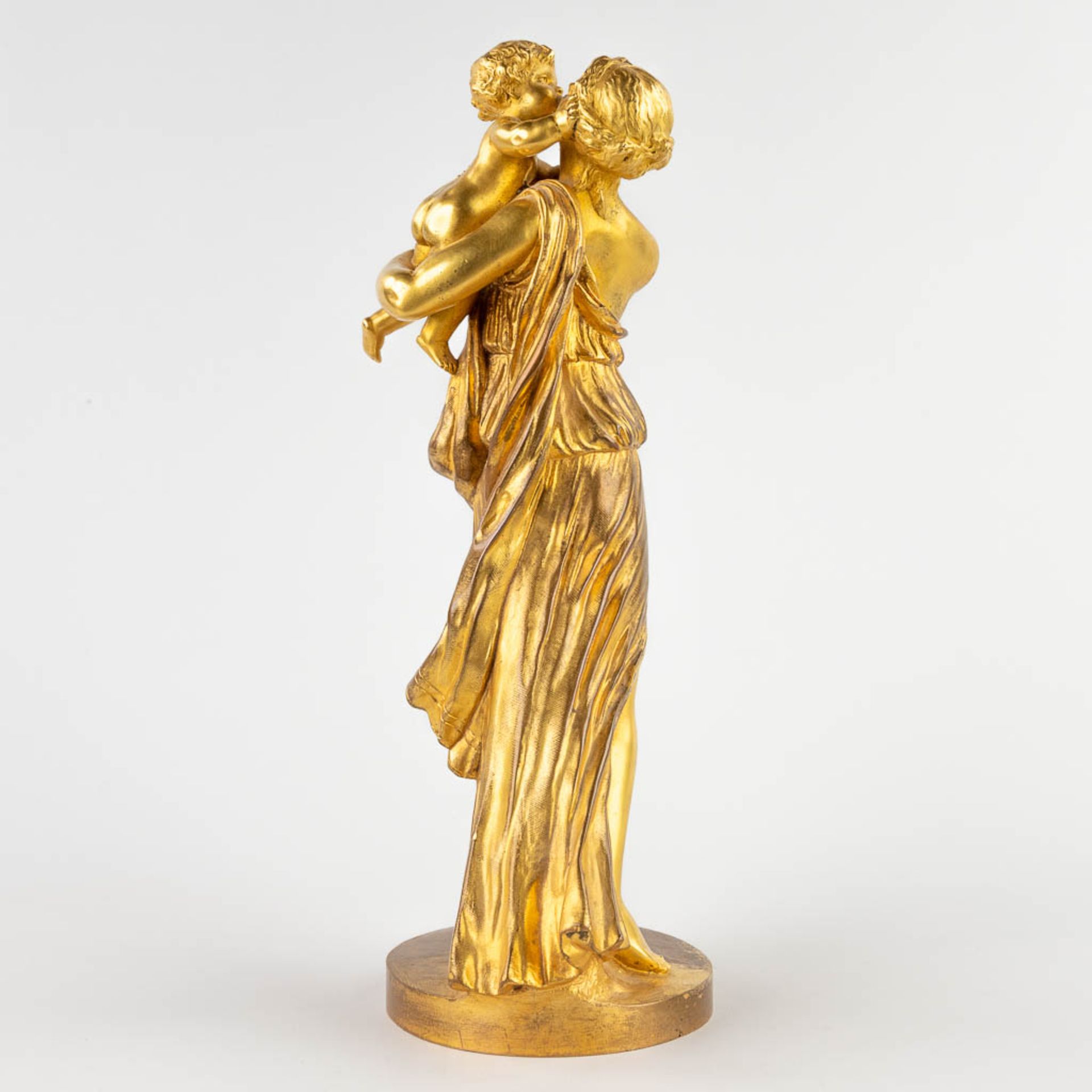 A mother with her child, ormolu gilt bronze. 19th C. (D:12 x W:15 x H:36 cm) - Bild 5 aus 9