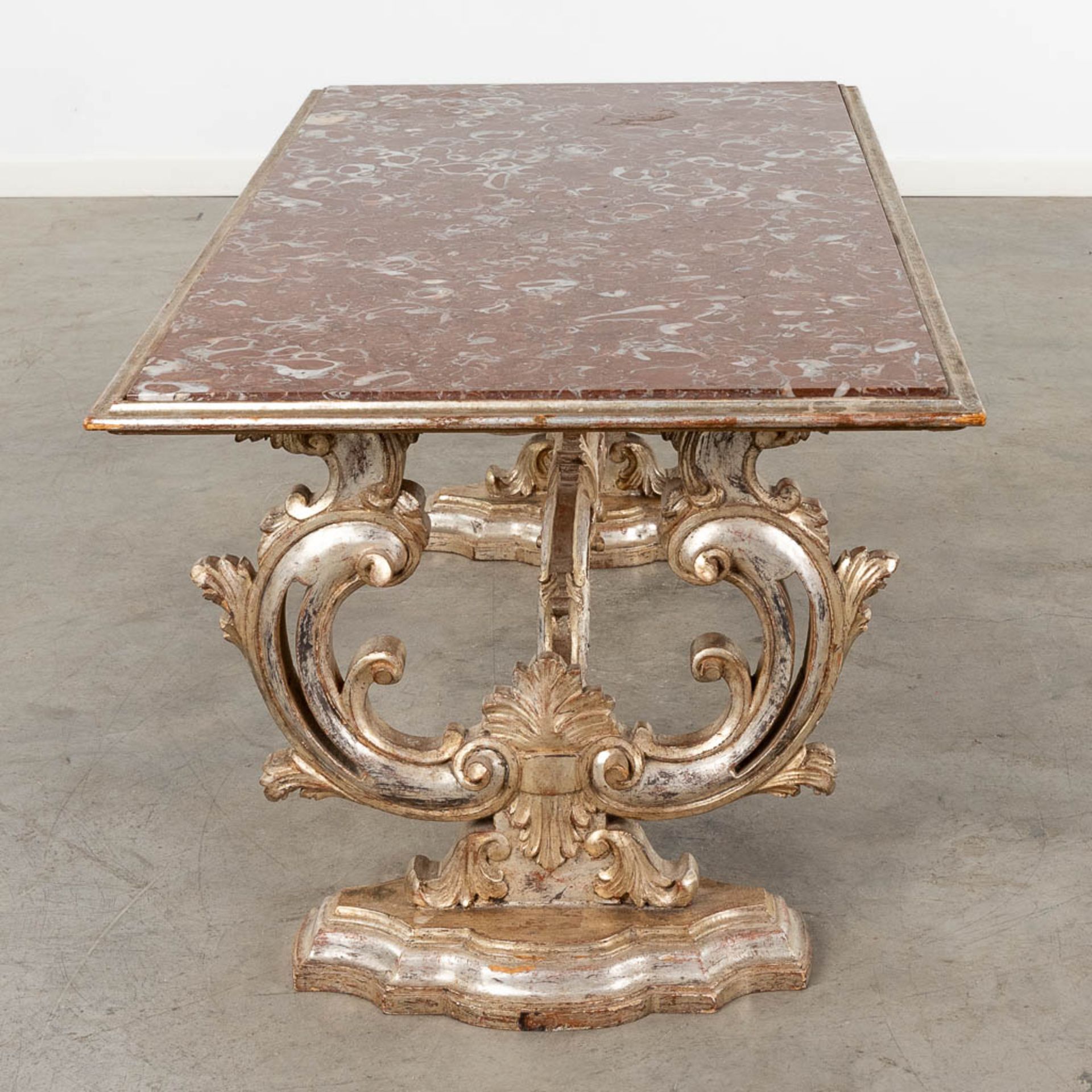 An Italian coffee table with a red marble top. 20th C. (D:62 x W:123 x H:51 cm) - Bild 4 aus 10