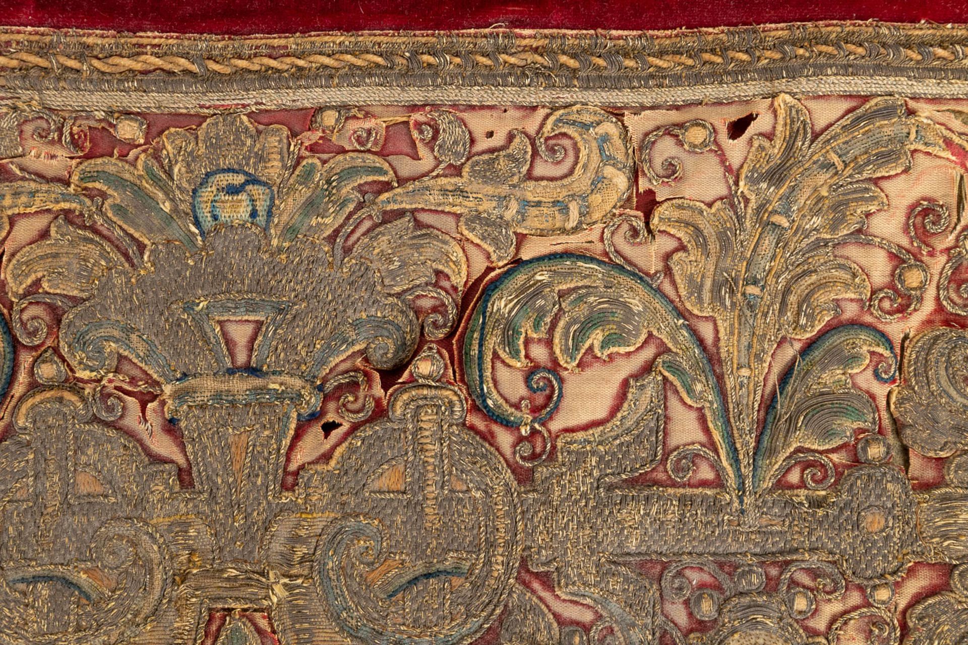 An antique altar textile, Thick embroideries and religious images. 17th C. (D:255 x W:28 cm) - Image 8 of 12