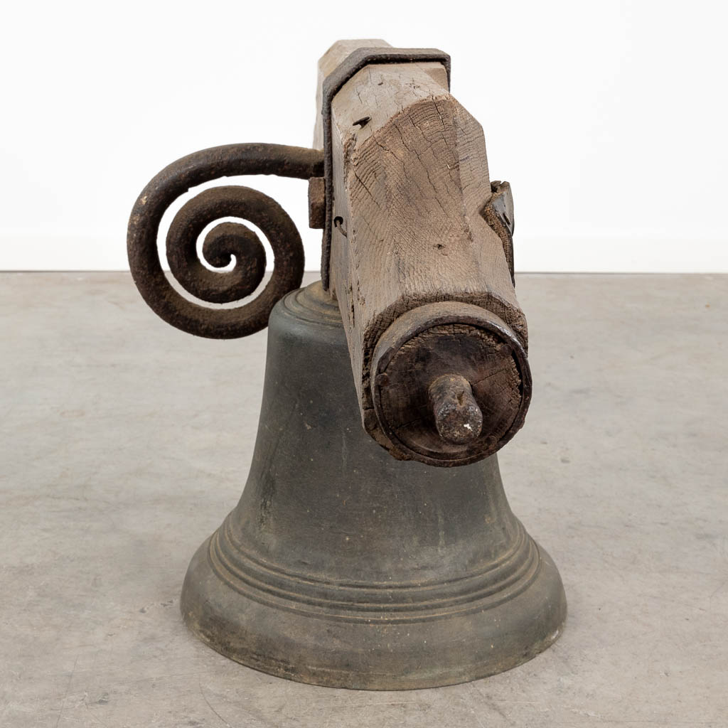 An antique bronze bell mounted on a wood base. 18th C. (W:120 x H:52 x D:36 cm) - Image 7 of 11