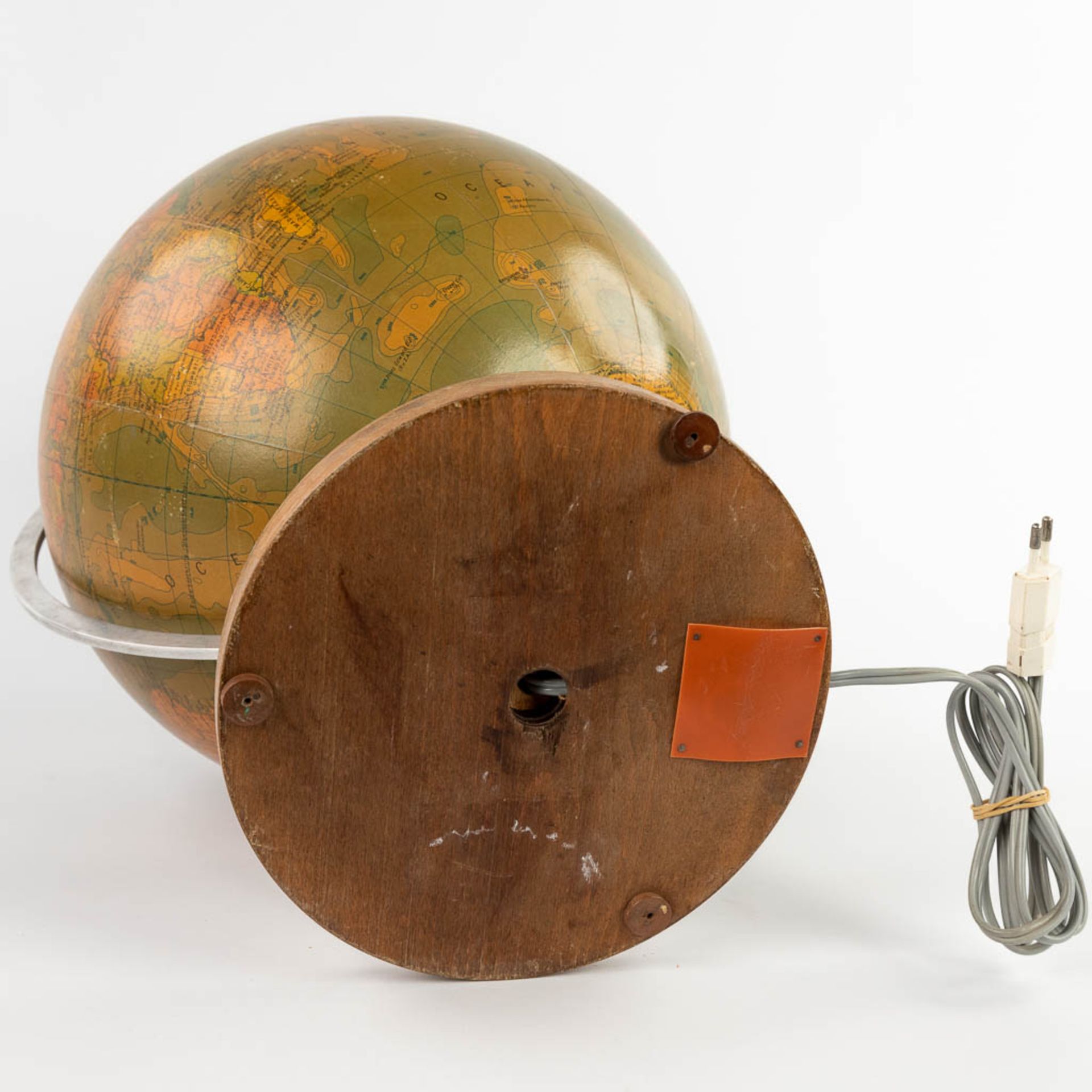 A mid-century globe on a wood base, with illumination. Glass, Circa 1960. (H:46 x D:33 cm) - Image 8 of 16