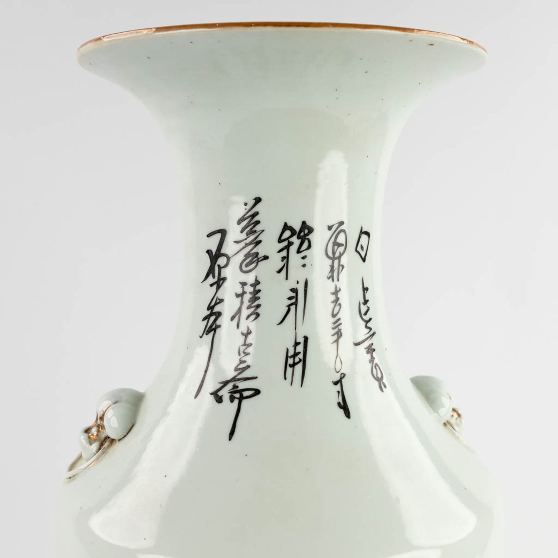 A Chinese vase, decorated with figurines in a garden. 19th/20th C. (H:57 x D:23 cm) - Bild 14 aus 15