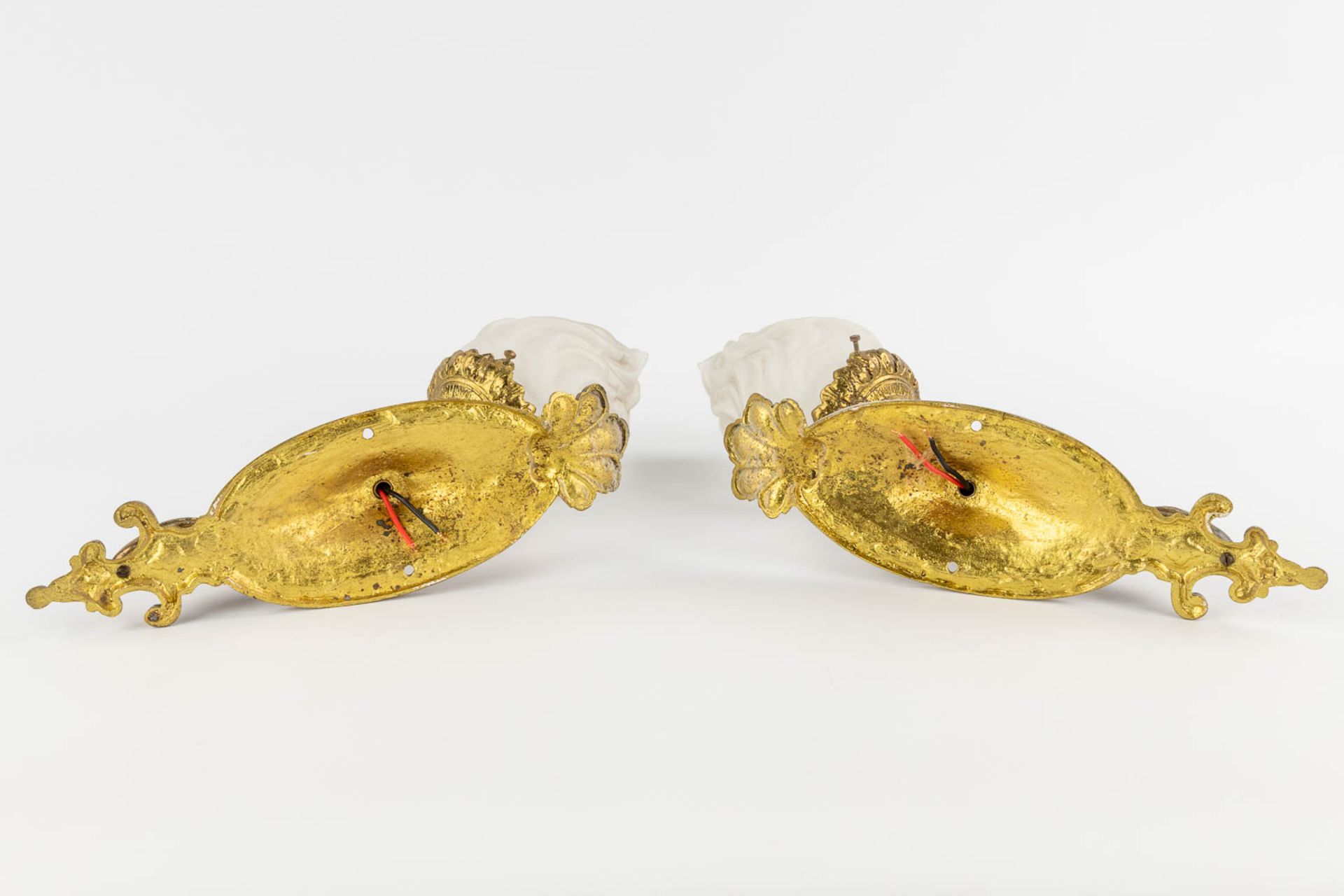 A pair of wall-mounted gilt bronze torches with a glass shade. Circa 1920. (D:21 x W:9 x H:39 cm) - Image 13 of 13